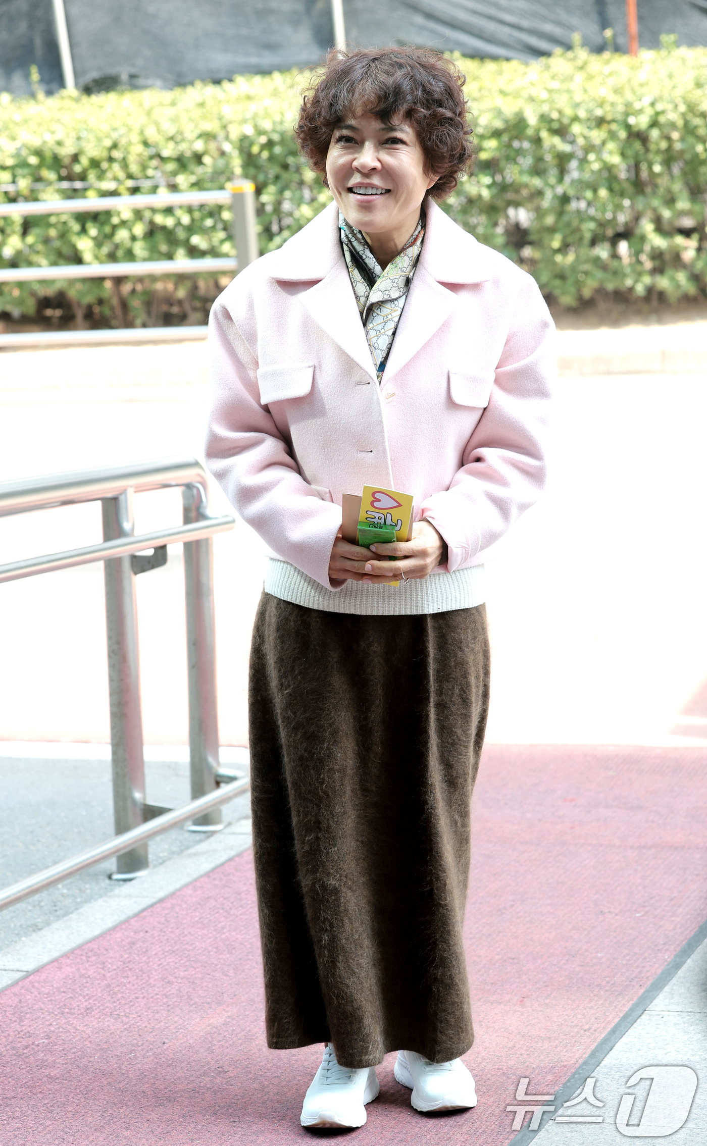 (서울=뉴스1) 권현진 기자 = 방송인 조혜련이 16일 서울 영등포구 여의도동 KBS 신관에서 진행된 ‘불후의 명곡’ 녹화에 참석하며 인사를 하고 있다. 2026.3.16/뉴스1