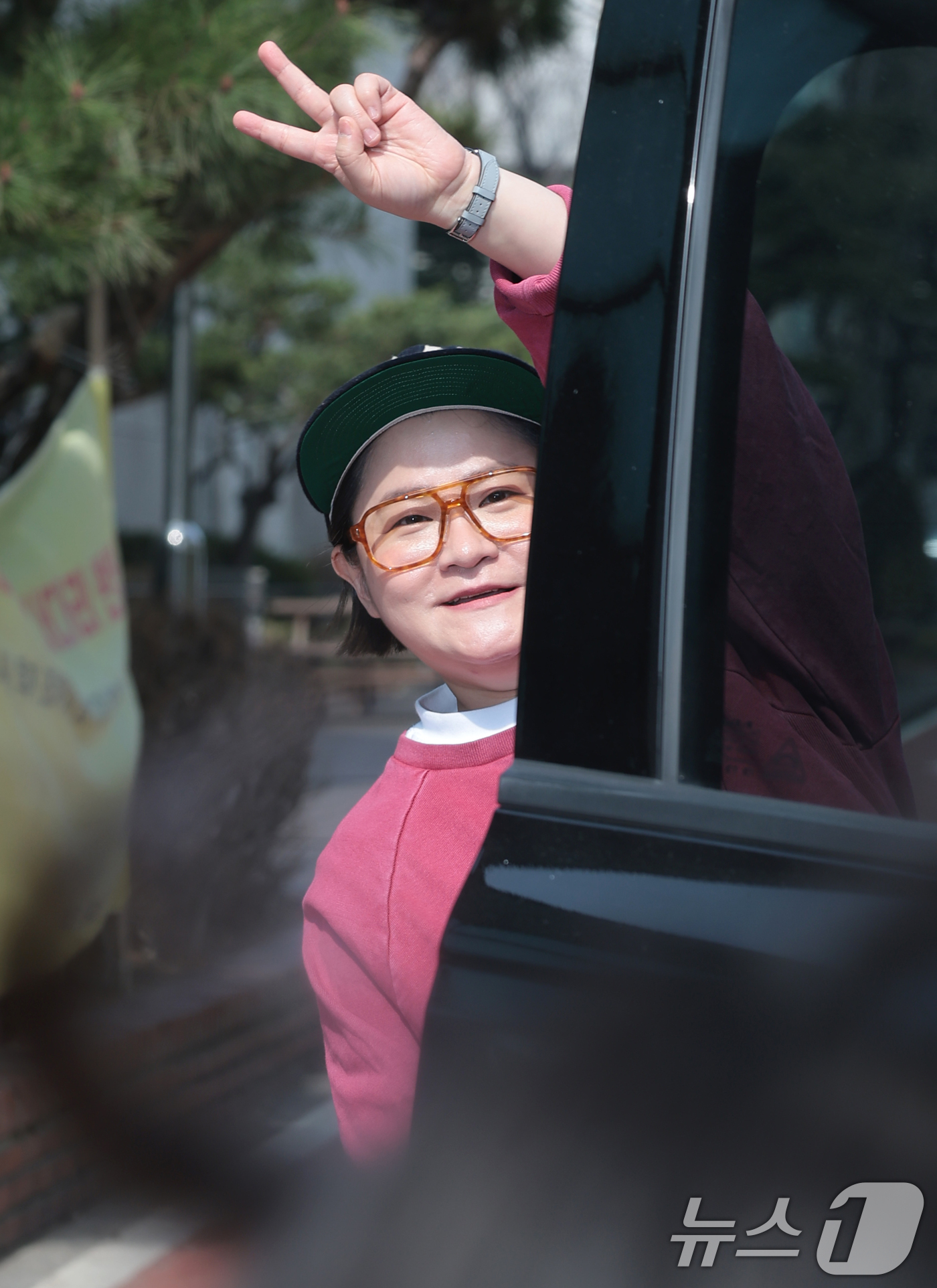 (서울=뉴스1) 권현진 기자 = 방송인 김신영이 16일 서울 영등포구 여의도동 KBS 신관에서 진행된 ‘불후의 명곡’ 리허설을 마친 뒤 준비된 차량으로 이동하며 인사를 하고 있다. …