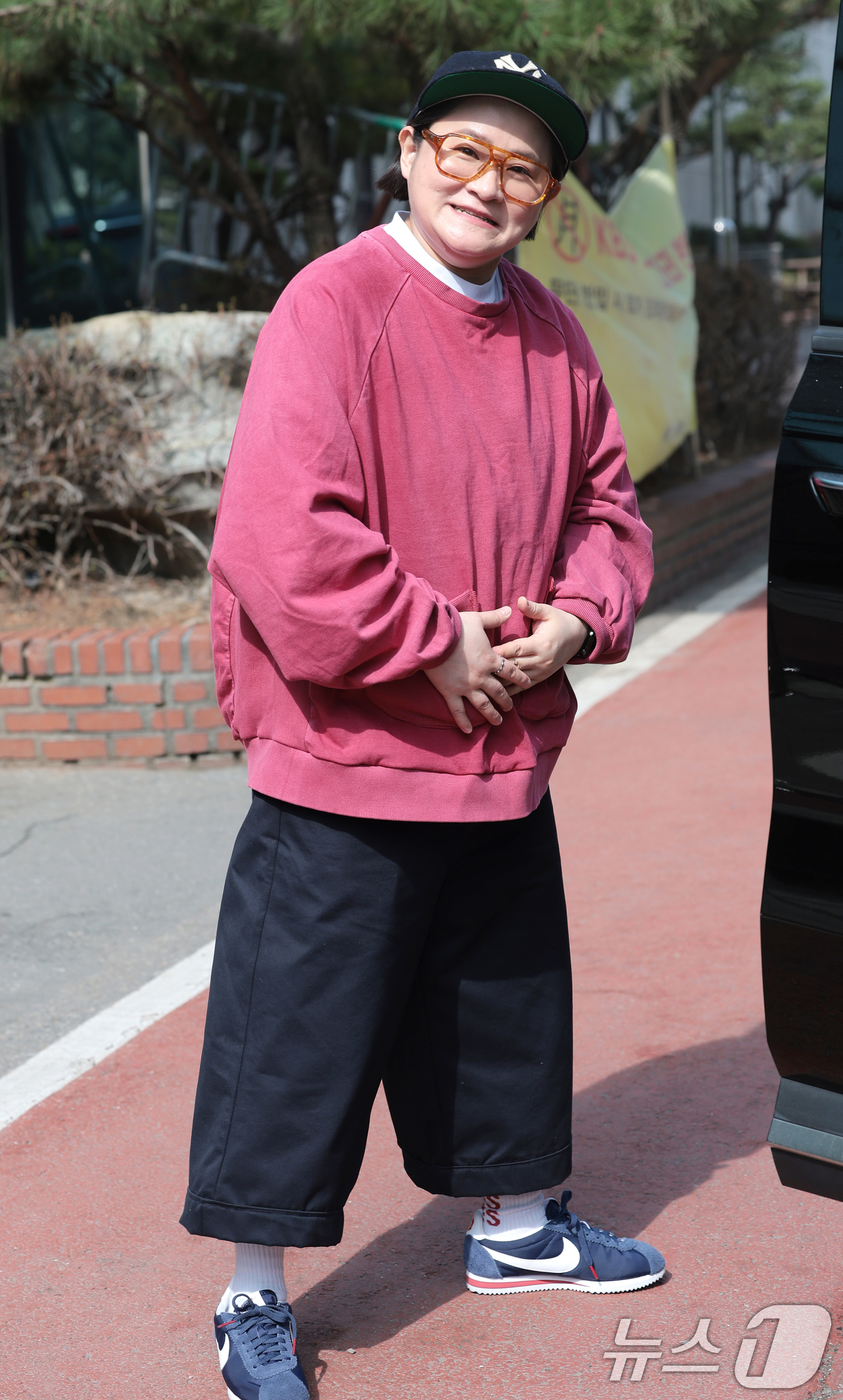 (서울=뉴스1) 권현진 기자 = 방송인 김신영이 16일 서울 영등포구 여의도동 KBS 신관에서 진행된 ‘불후의 명곡’ 리허설을 마친 뒤 준비된 차량으로 이동하며 인사를 하고 있다. …