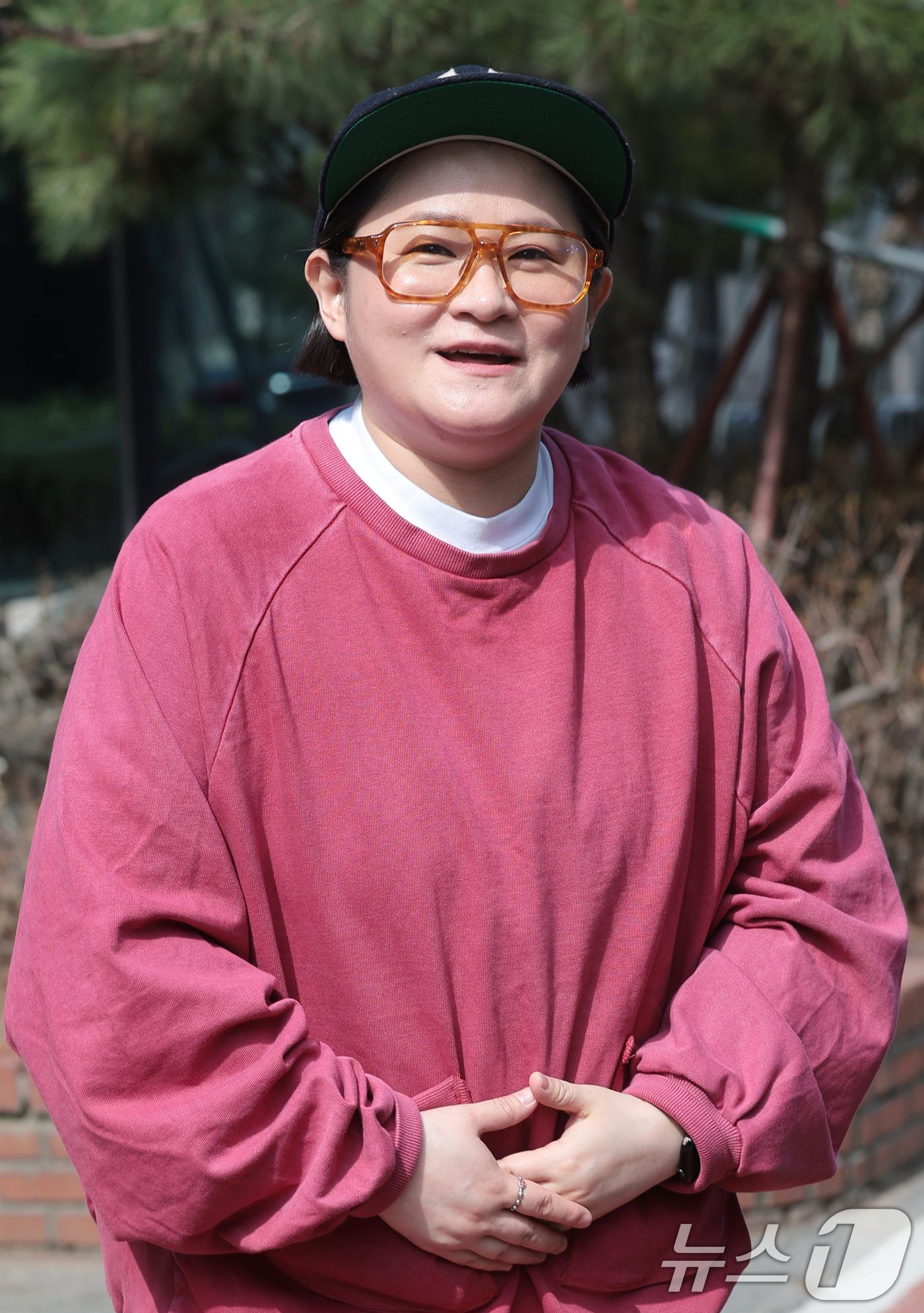 (서울=뉴스1) 권현진 기자 = 방송인 김신영이 16일 서울 영등포구 여의도동 KBS 신관에서 진행된 ‘불후의 명곡’ 리허설을 마친 뒤 준비된 차량으로 이동하며 인사를 하고 있다. …