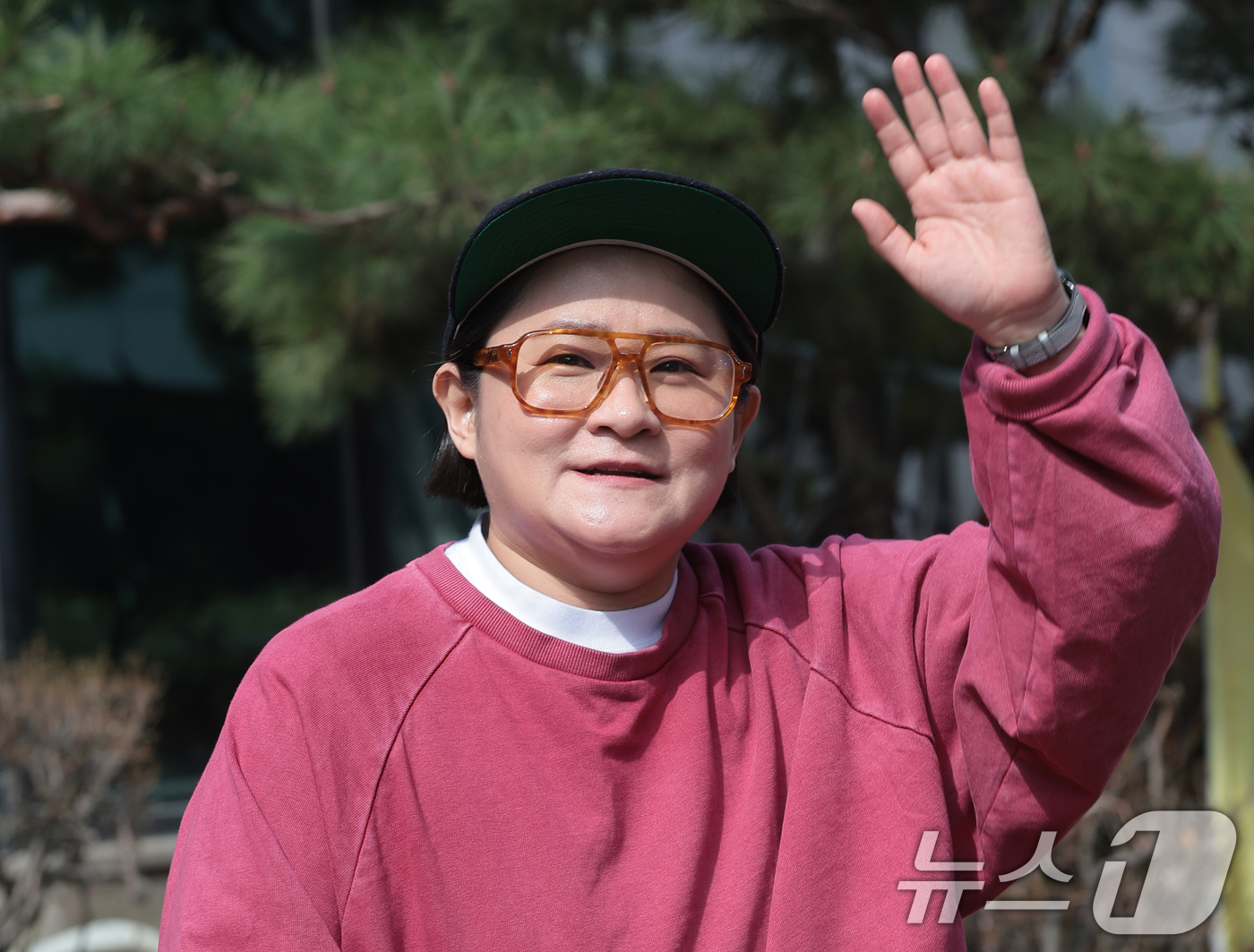 (서울=뉴스1) 권현진 기자 = 방송인 김신영이 16일 서울 영등포구 여의도동 KBS 신관에서 진행된 ‘불후의 명곡’ 리허설을 마친 뒤 준비된 차량으로 이동하며 인사를 하고 있다. …