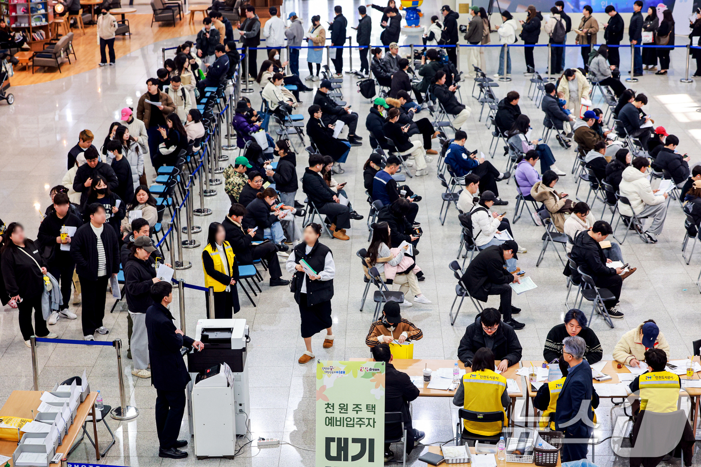 (인천=뉴스1) 이호윤 기자 = 16일 인천 남동구 인천시청 중앙홀에 마련된 천원주택 접수처에서 예비입주자들이 접수를 하고 있다.'천원주택'은 인천형 주거정책 ‘아이플러스(i+) …