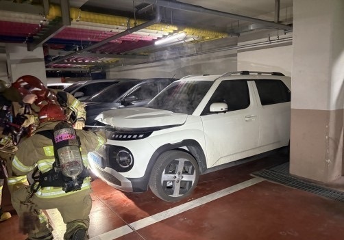 수원 아파트 지하주차장 내 전기차 화재…인명 피해 없이 진화