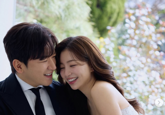 "우리의 시작"…'두딸 아빠' 이민우, 11세 연하 아내와 웨딩화보 공개
