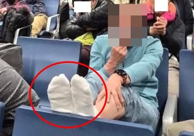 필리핀 공항서 바지 걷고 의자에 발 올린 한국인…"치워 달라고 하니 인상 팍"