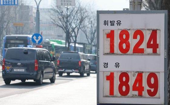 휘발유·경유 '역전' 정상화…주유소 기름값 일주일 연속 하락(종합)