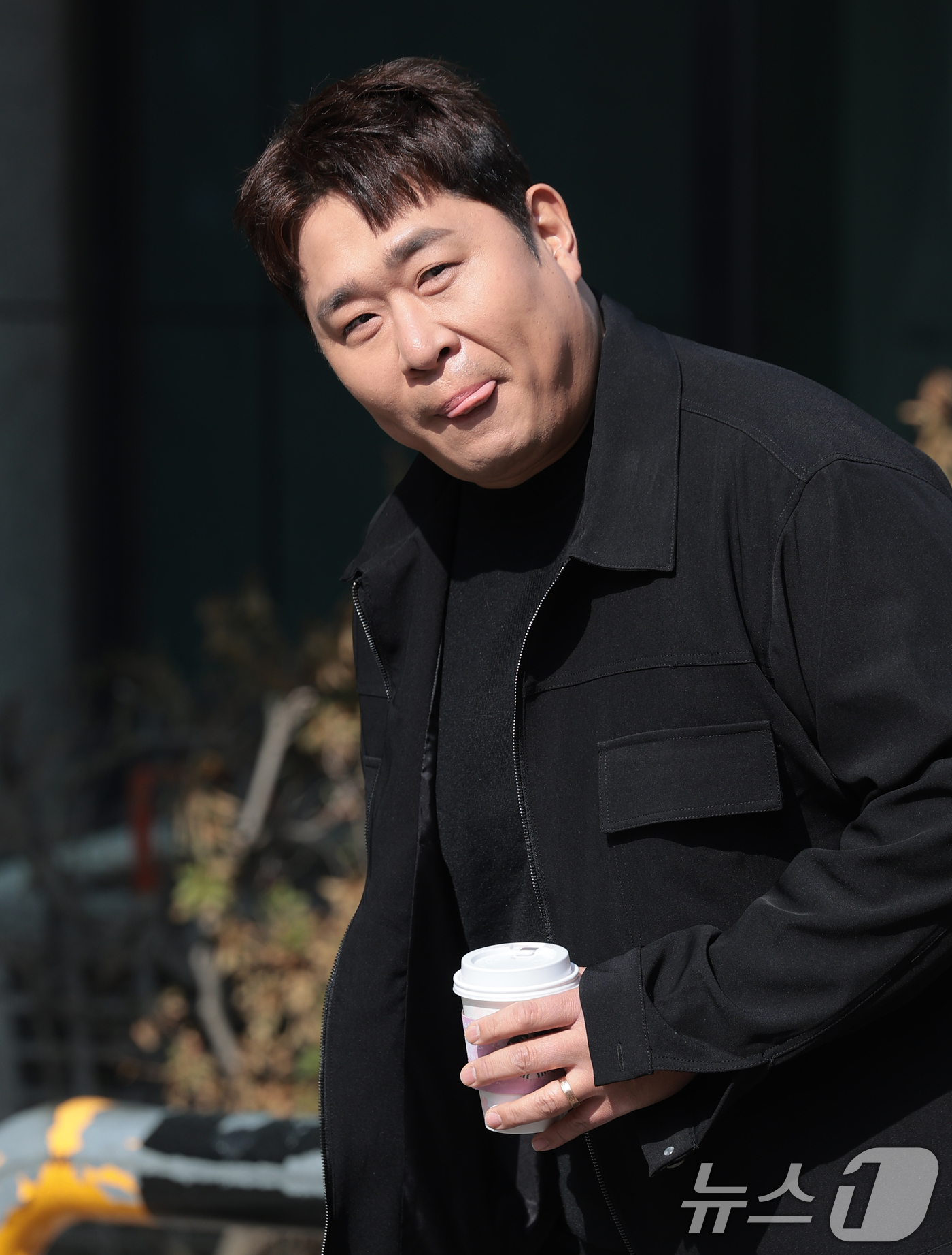 (서울=뉴스1) 권현진 기자 = 방송인 문세윤이 16일 서울 영등포구 여의도동 KBS 신관에서 진행된 ‘불후의 명곡’ 녹화에 참석하며 인사를 하고 있다. 2026.3.16/뉴스1