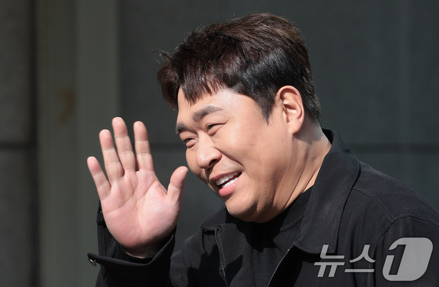 (서울=뉴스1) 권현진 기자 = 방송인 문세윤이 16일 서울 영등포구 여의도동 KBS 신관에서 진행된 ‘불후의 명곡’ 녹화에 참석하며 인사를 하고 있다. 2026.3.16/뉴스1