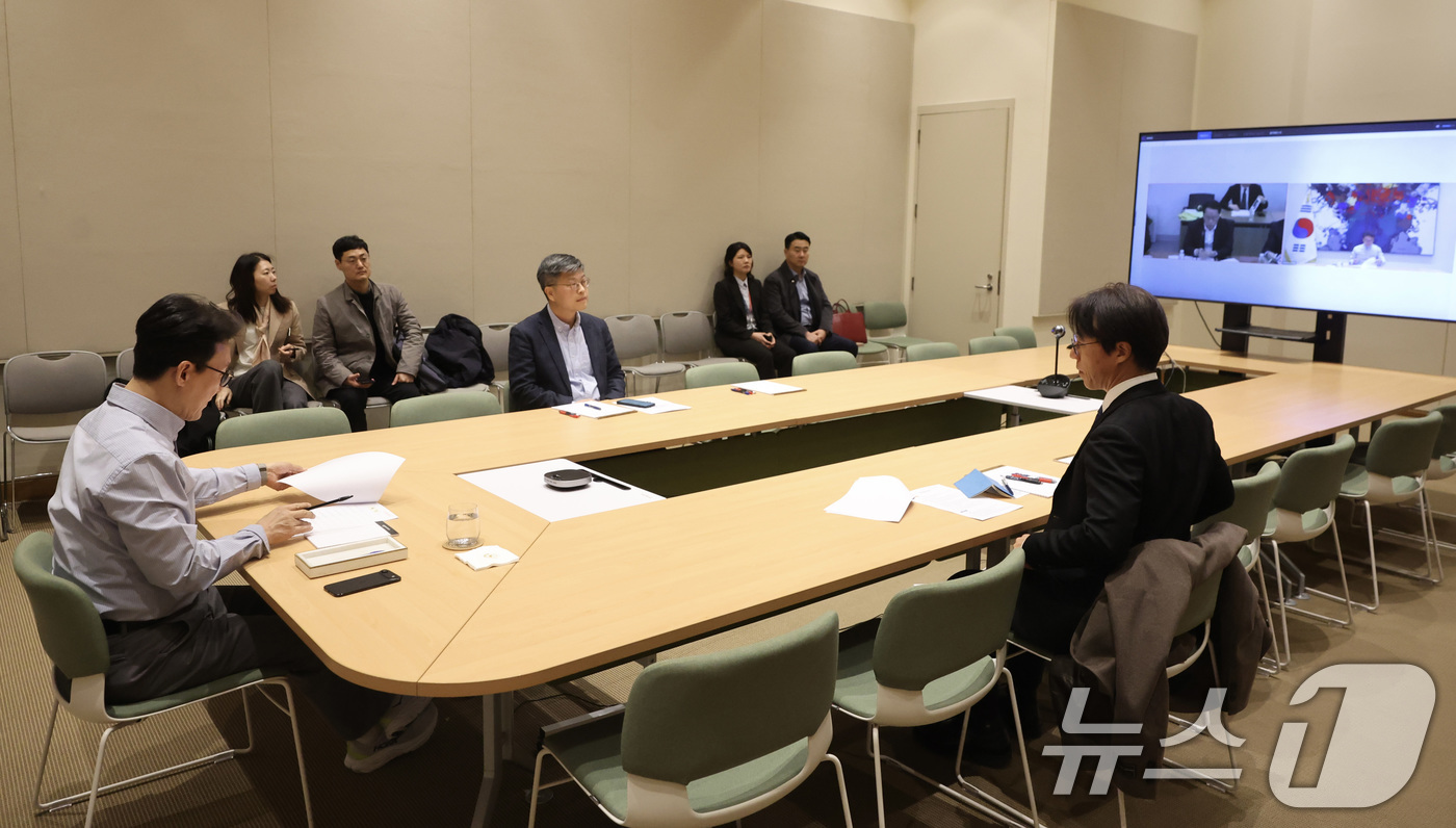 (서울=뉴스1) 임세영 기자 = 김민석 국무총리가 15일(현지시간) 미국 뉴욕 주유엔대표부와 정부서울청사 별관 외교부 종합상황실간 열린 영상 간부회의를 주재하고 있다. (총리실 제 …