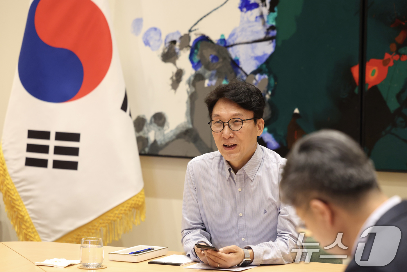 (서울=뉴스1) 임세영 기자 = 김민석 국무총리가 15일(현지시간) 미국 뉴욕 주유엔대표부와 정부서울청사 별관 외교부 종합상황실간 열린 영상 간부회의에서 발언을 하고 있다. (총리 …