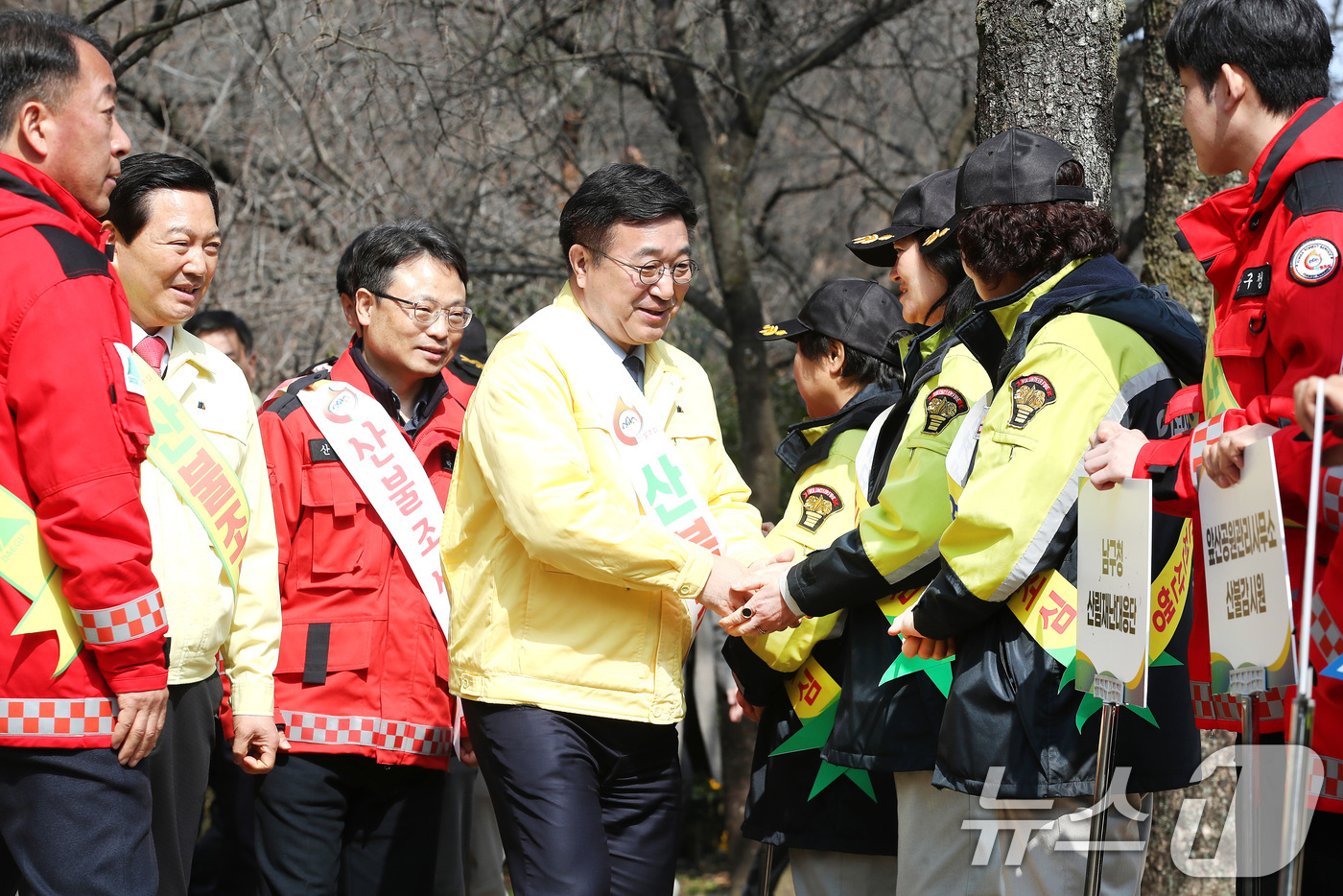 (대구=뉴스1) 공정식 기자 = 윤호중 행정안전부 장관이 16일 오전 대구 남구 앞산공원을 찾아 산불 예방 캠페인에 참여한 산불진화대원과 의용소방대원들을 격려하고 있다. 2026. …