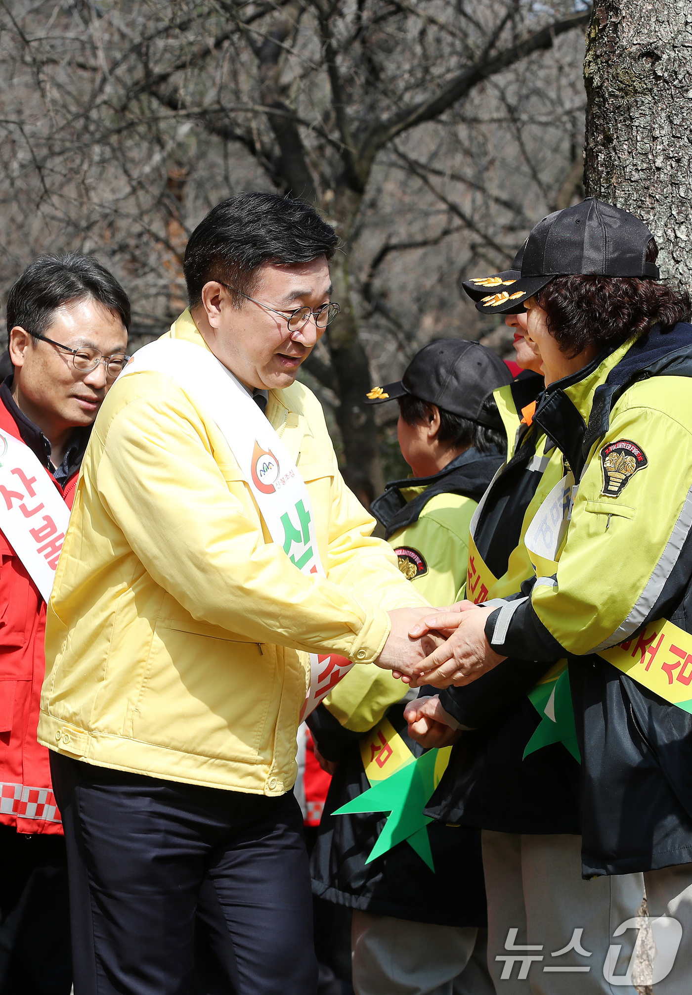 (대구=뉴스1) 공정식 기자 = 윤호중 행정안전부 장관이 16일 오전 대구 남구 앞산공원을 찾아 산불 예방 캠페인에 참여한 산불진화대원과 의용소방대원들을 격려하고 있다. 2026. …