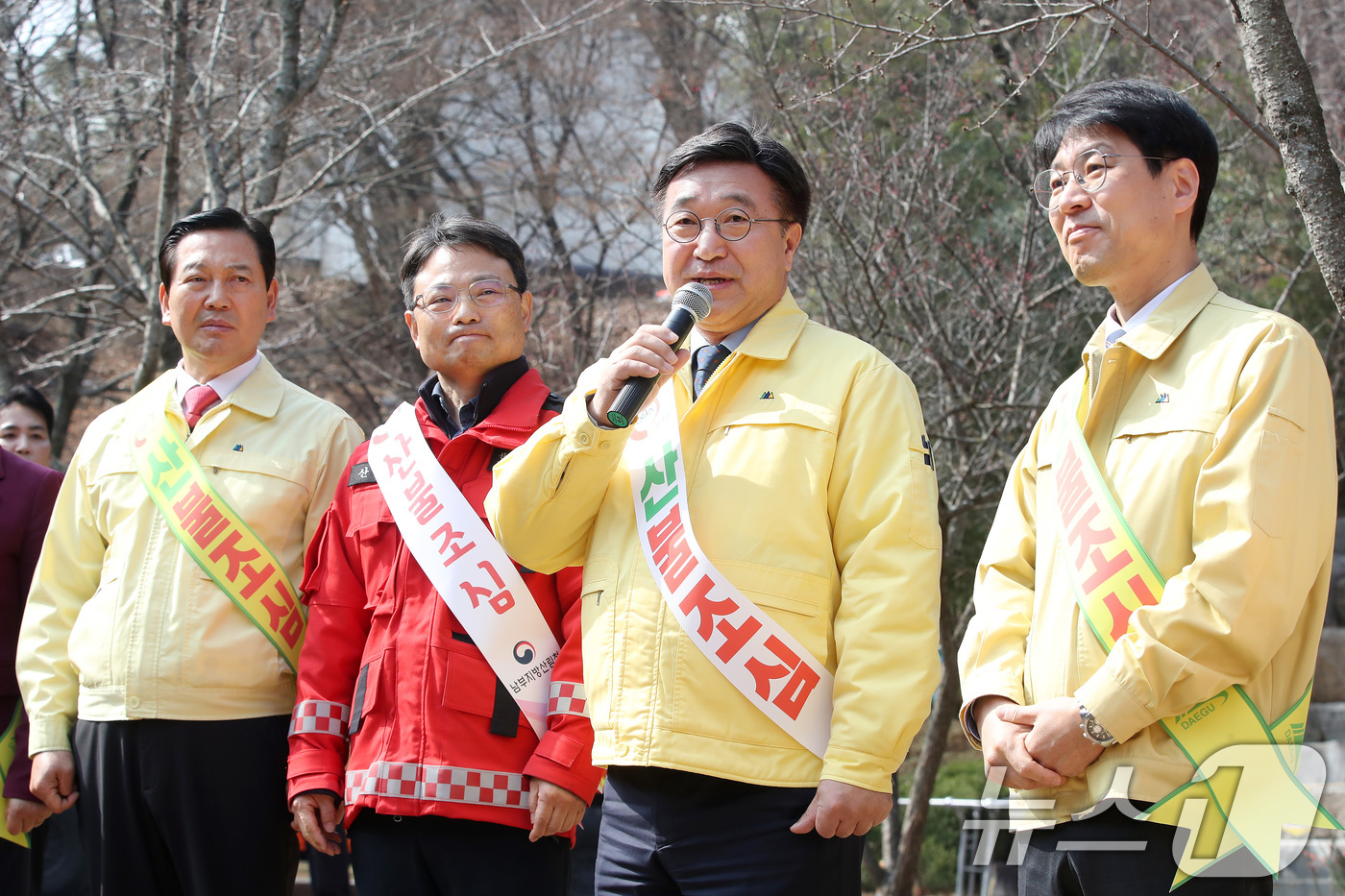 (대구=뉴스1) 공정식 기자 = 윤호중 행정안전부 장관이 16일 오전 대구 남구 앞산공원에서 열린 산불 예방 캠페인을 찾아 봄철 철저한 산불 예방을 당부하고 있다. 오른쪽부터 김정 …