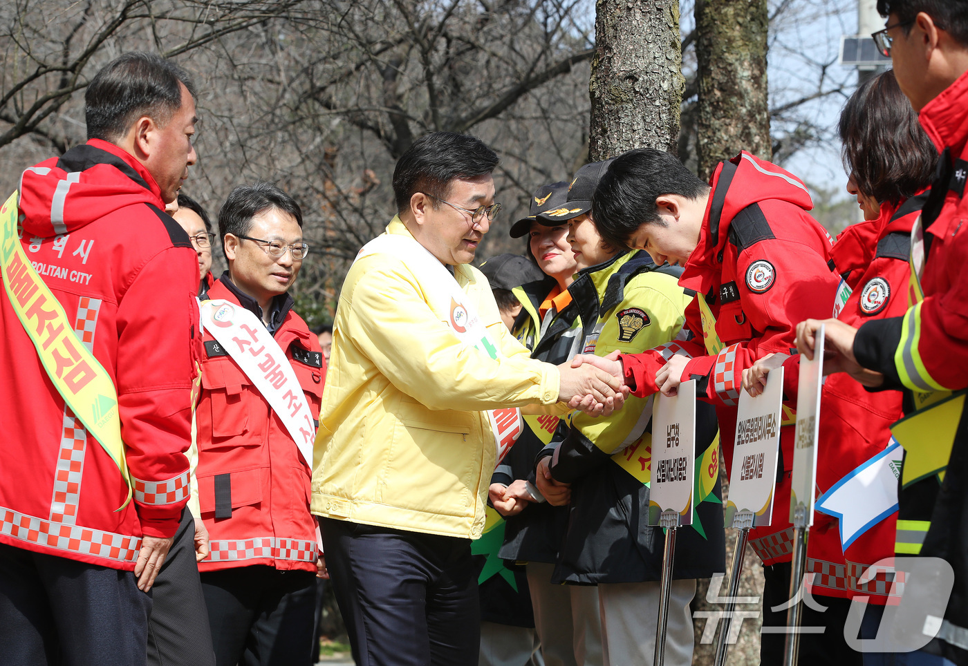 (대구=뉴스1) 공정식 기자 = 윤호중 행정안전부 장관이 16일 오전 대구 남구 앞산공원을 찾아 산불 예방 캠페인에 참여한 산불진화대원과 의용소방대원들을 격려하고 있다. 2026. …