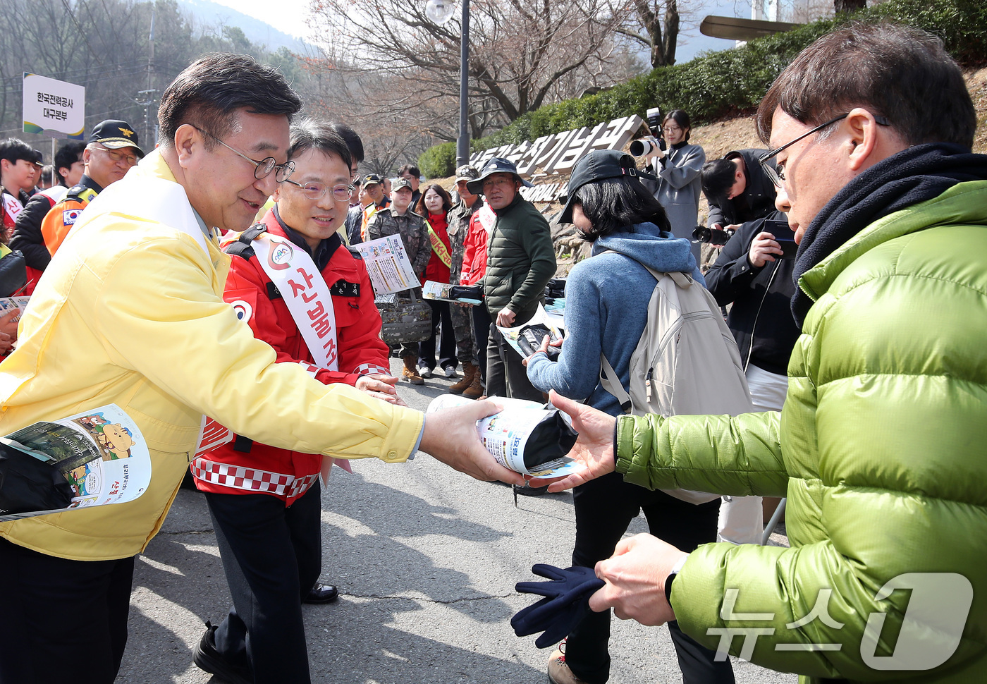 (대구=뉴스1) 공정식 기자 = 윤호중 행정안전부 장관이 16일 오전 대구 남구 앞산공원에서 열린 산불 예방 캠페인 현장을 찾아 등산객에게 산불 예방 안내문을 나눠주며 산불조심을 …