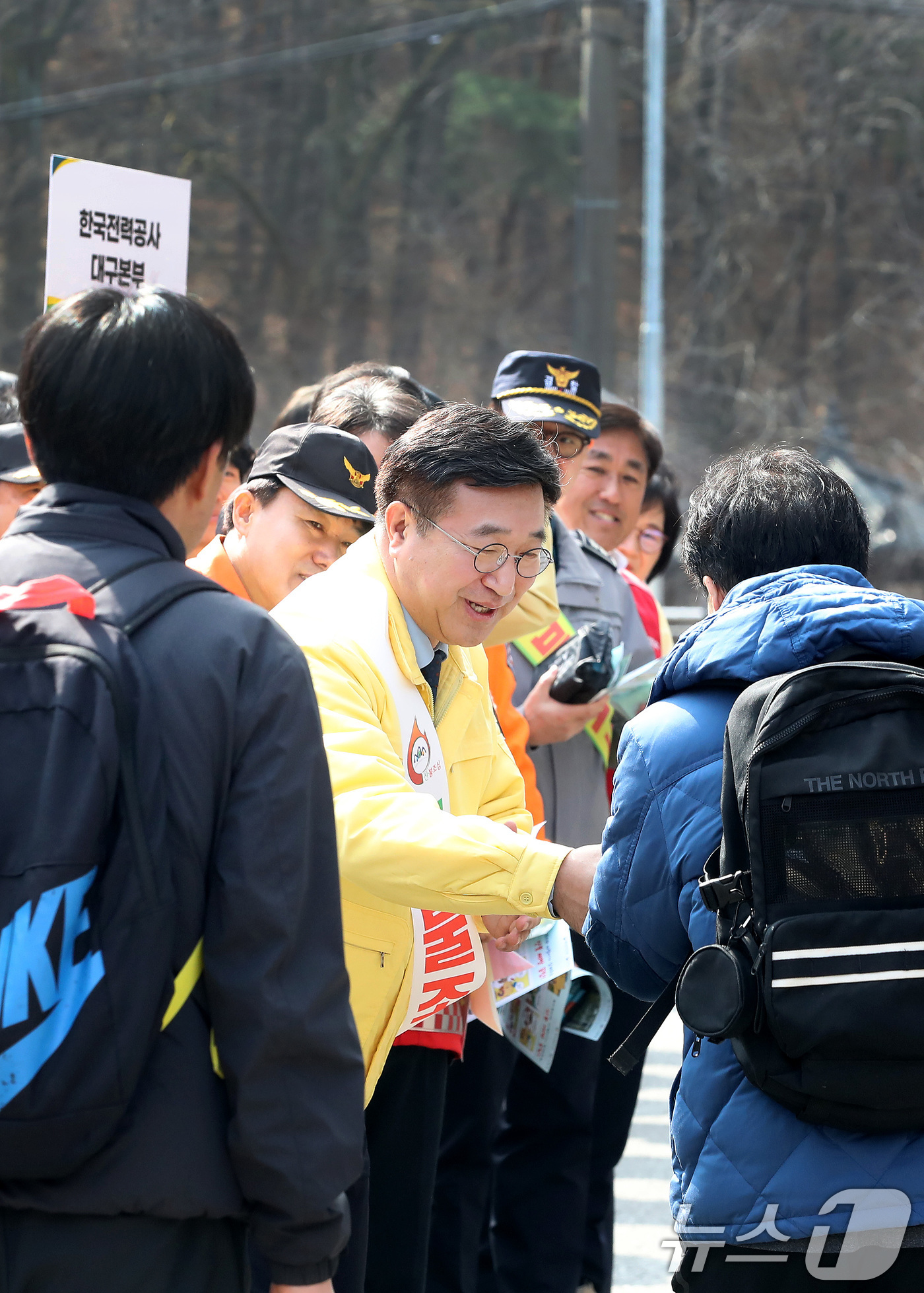 (대구=뉴스1) 공정식 기자 = 윤호중 행정안전부 장관이 16일 오전 대구 남구 앞산공원에서 열린 산불 예방 캠페인 현장을 찾아 등산객에게 산불 예방 안내문을 나눠주며 산불조심을 …