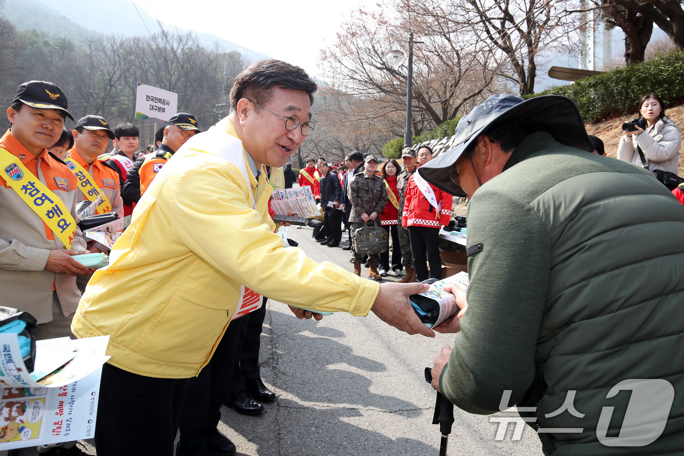 (대구=뉴스1) 공정식 기자 = 윤호중 행정안전부 장관이 16일 오전 대구 남구 앞산공원에서 열린 산불 예방 캠페인 현장을 찾아 등산객에게 산불 예방 안내문을 나눠주며 산불조심을 …