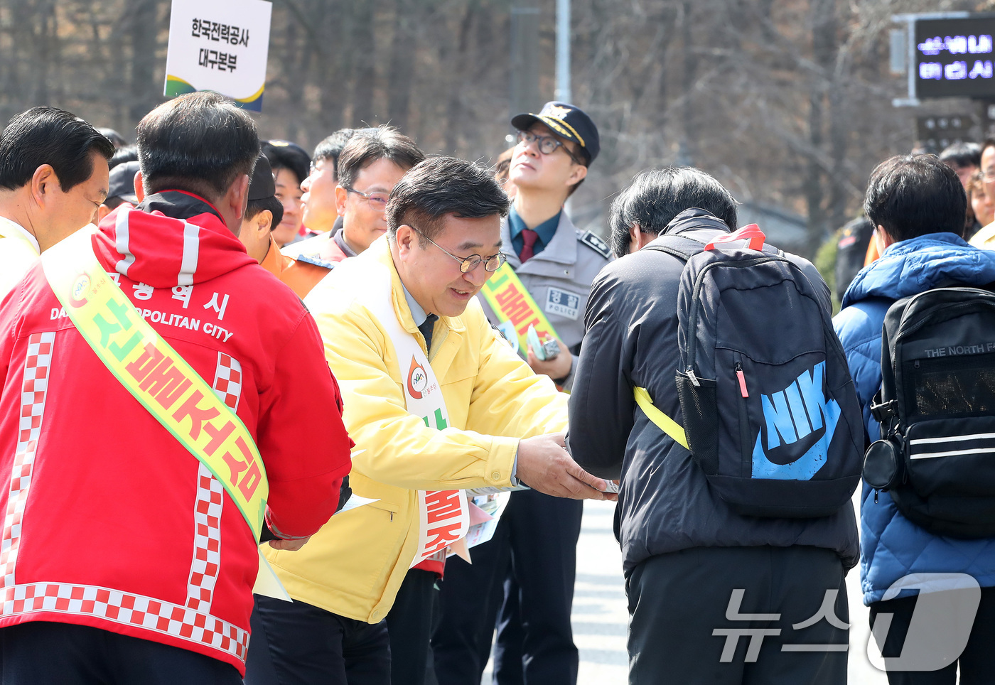 (대구=뉴스1) 공정식 기자 = 윤호중 행정안전부 장관이 16일 오전 대구 남구 앞산공원에서 열린 산불 예방 캠페인 현장을 찾아 등산객에게 산불 예방 안내문을 나눠주며 산불조심을 …