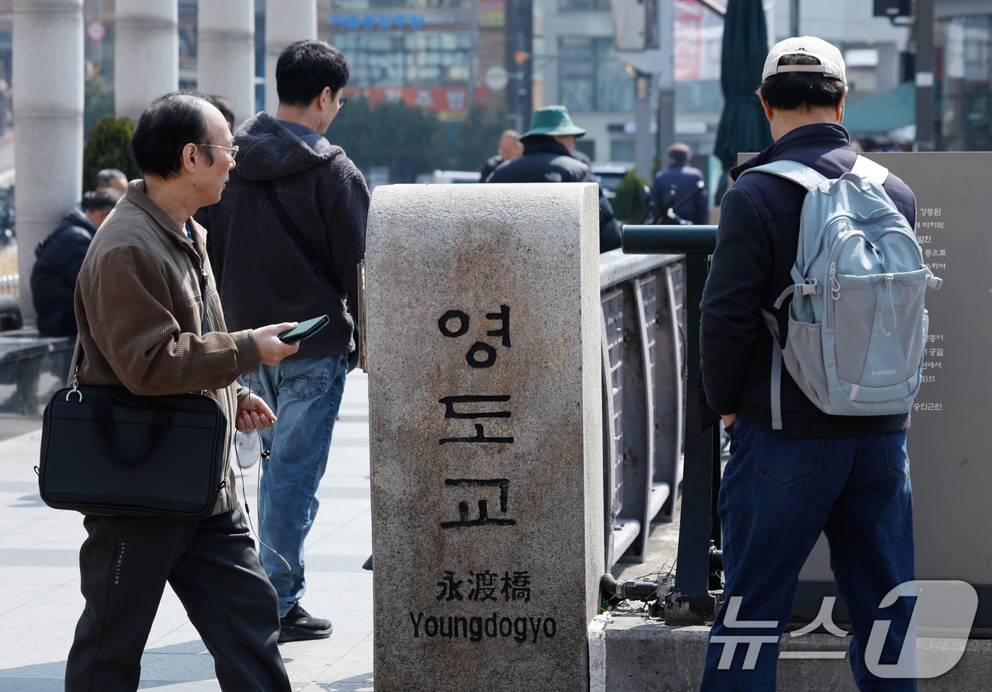 (서울=뉴스1) 안은나 기자 = 영화 '왕과 사는 남자' 관객이 1346만명을 돌파하며 코로나19 팬데믹 이후 최고 흥행을 기록한 가운데 16일 서울 종로구 청계천 영도교를 찾은 …