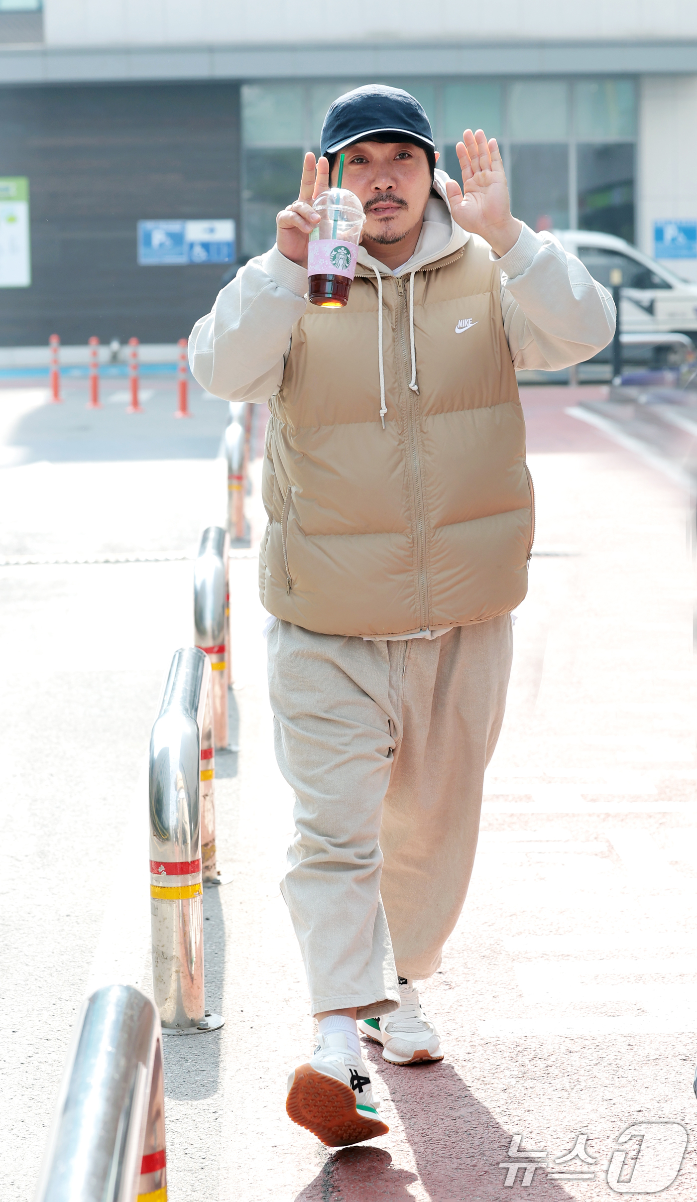 (서울=뉴스1) 권현진 기자 = 가수 KCM이 16일 서울 영등포구 KBS 신관으로 들어서며 인사를 하고 있다. 2026.3.16/뉴스1