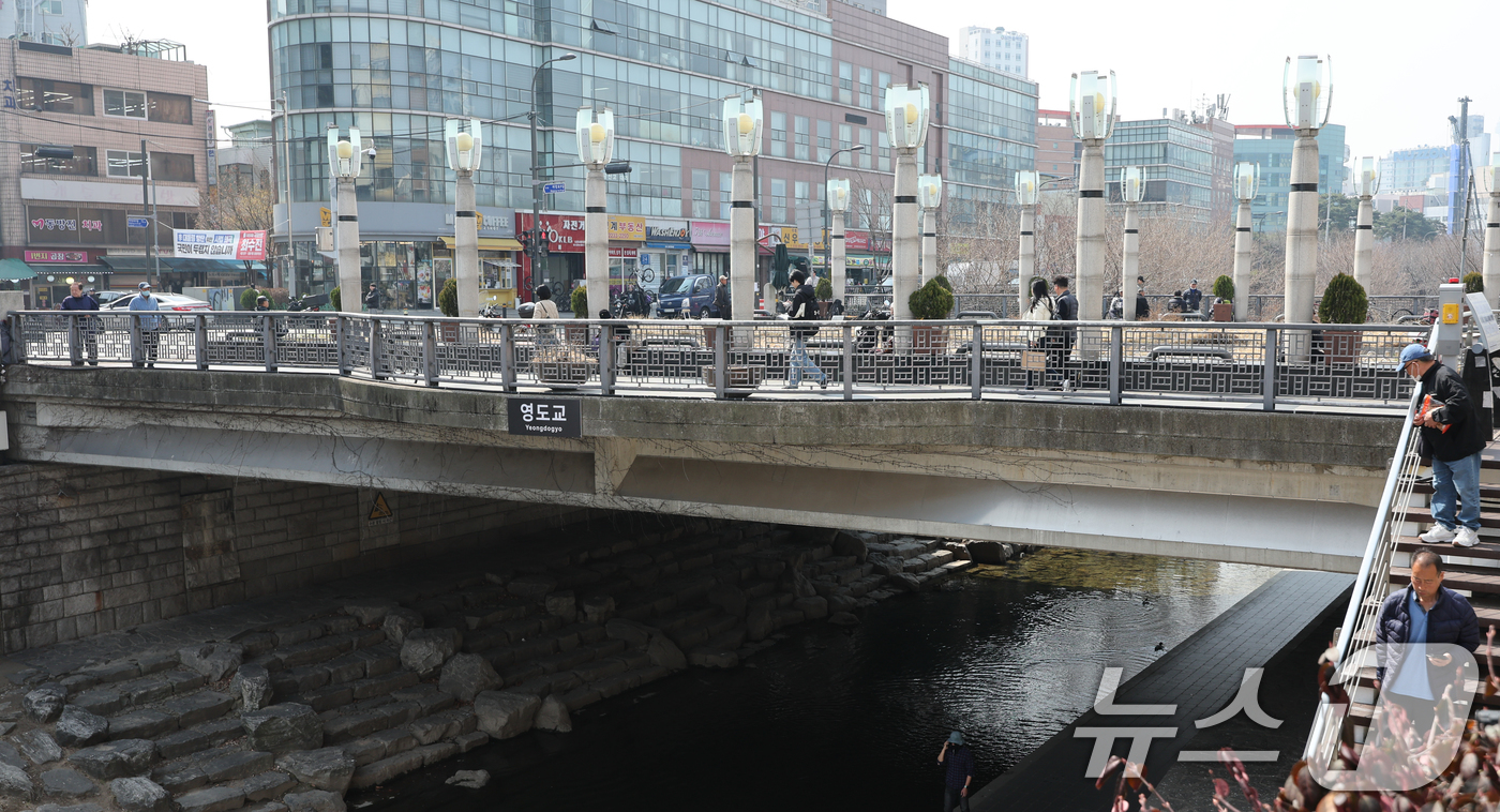 (서울=뉴스1) 안은나 기자 = 영화 '왕과 사는 남자' 관객이 1346만명을 돌파하며 코로나19 팬데믹 이후 최고 흥행을 기록한 가운데 16일 시민들이 서울 종로구 청계천 영도교 …