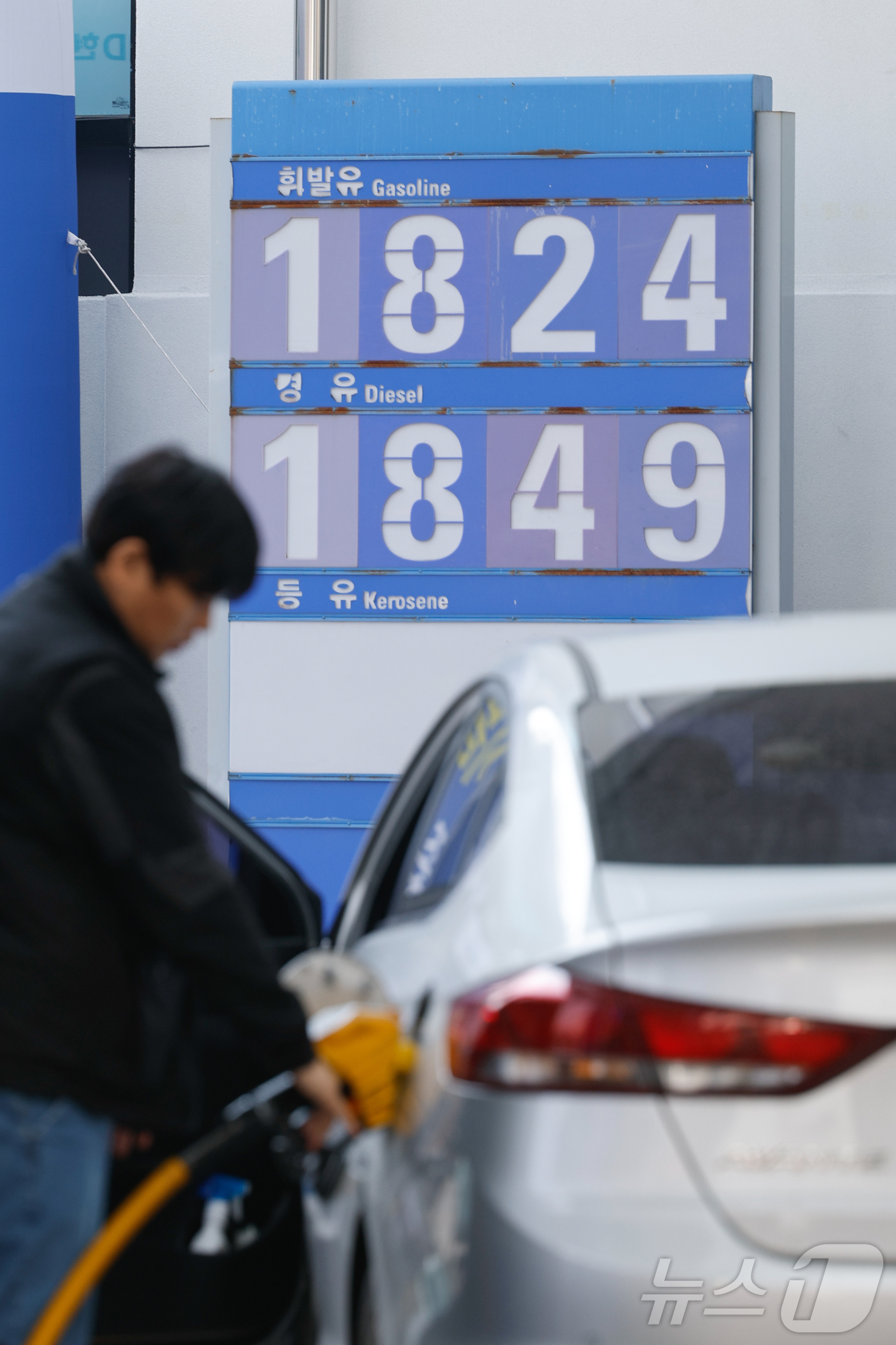 (서울=뉴스1) 안은나 기자 = 최고가격제 시행 나흘째인 16일 서울 시내 주유소에 휘발유, 경유 등 유가 정보가 표시돼 있다.한국석유공사 유가정보시스템 오피넷에 따르면 이날 오후 …