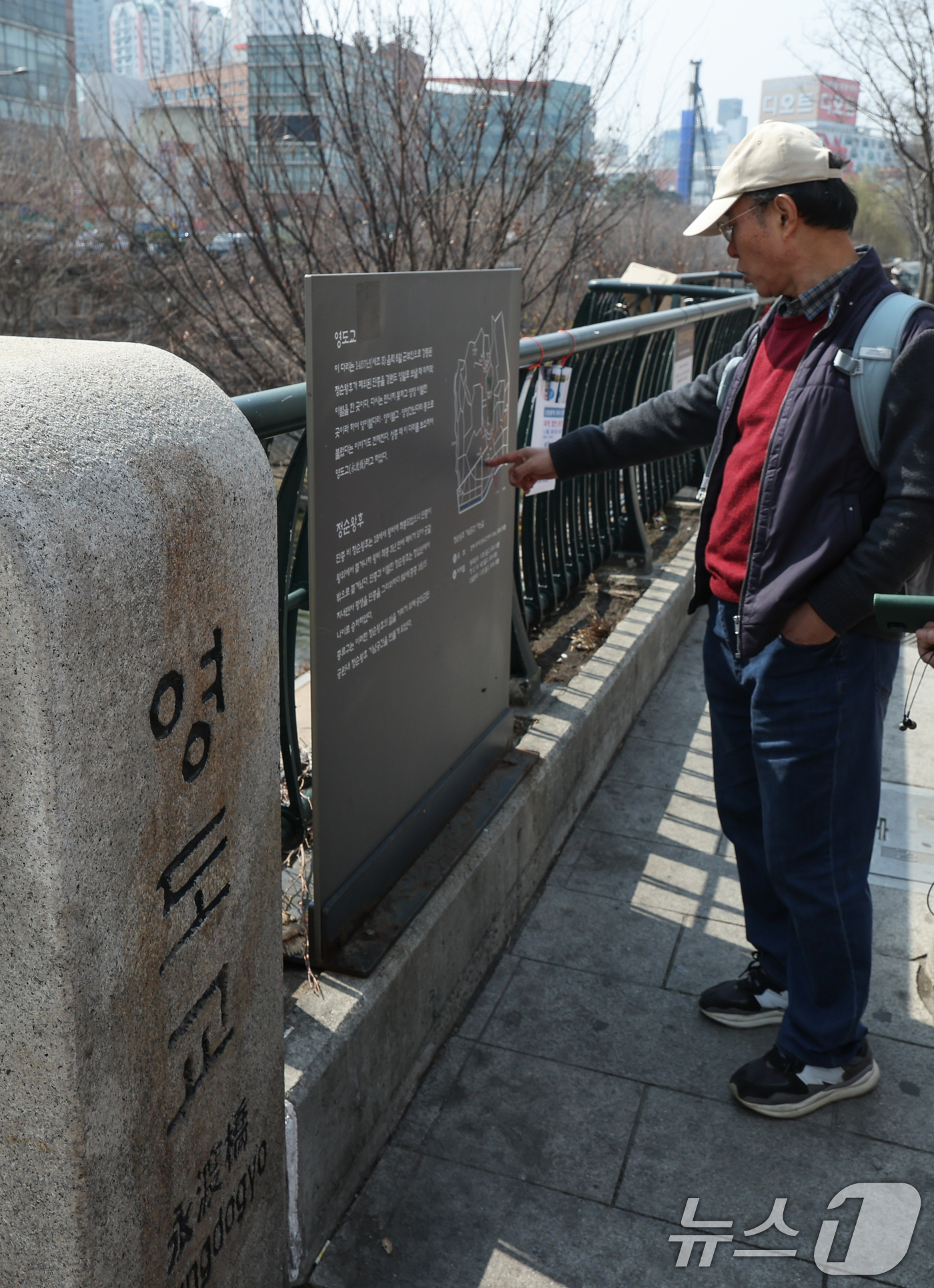 (서울=뉴스1) 안은나 기자 = 영화 '왕과 사는 남자' 관객이 1346만명을 돌파하며 코로나19 팬데믹 이후 최고 흥행을 기록한 가운데 16일 서울 종로구 청계천 영도교를 찾은 …
