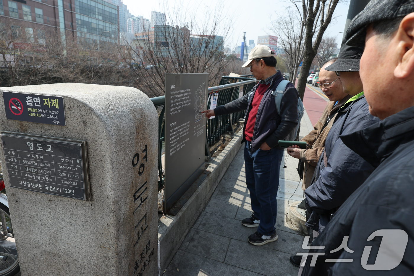(서울=뉴스1) 안은나 기자 = 영화 '왕과 사는 남자' 관객이 1346만명을 돌파하며 코로나19 팬데믹 이후 최고 흥행을 기록한 가운데 16일 서울 종로구 청계천 영도교를 찾은 …