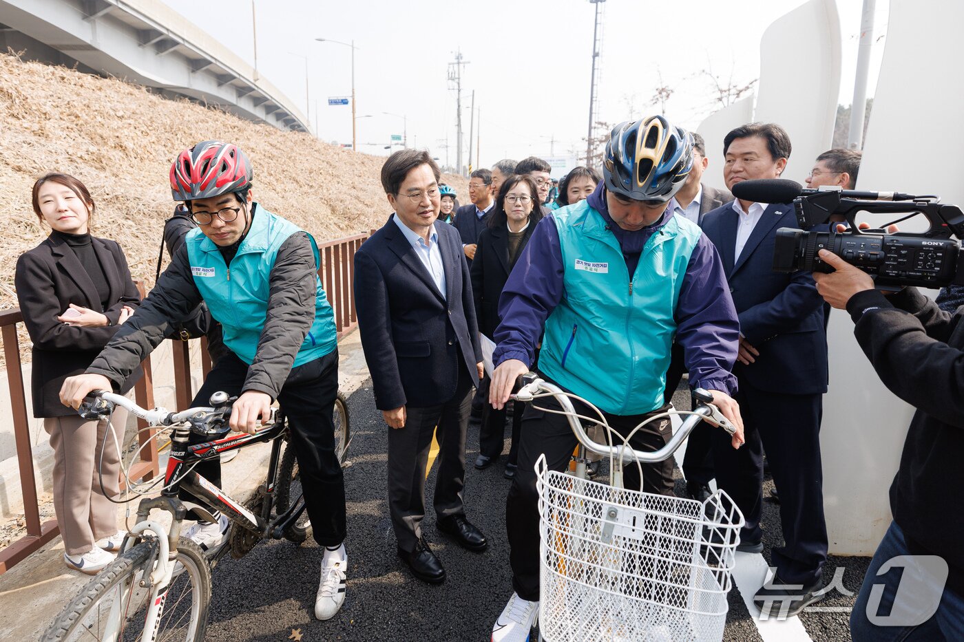 본문 이미지 - 16일 오전 시화방조제에서 경기 햇빛자전거길 1호 준공식에서 김동연 경기도지사가 라이딩을 하는 도민들과 대화하고있다.(경기도 제공. 재판매 및 DB금지)