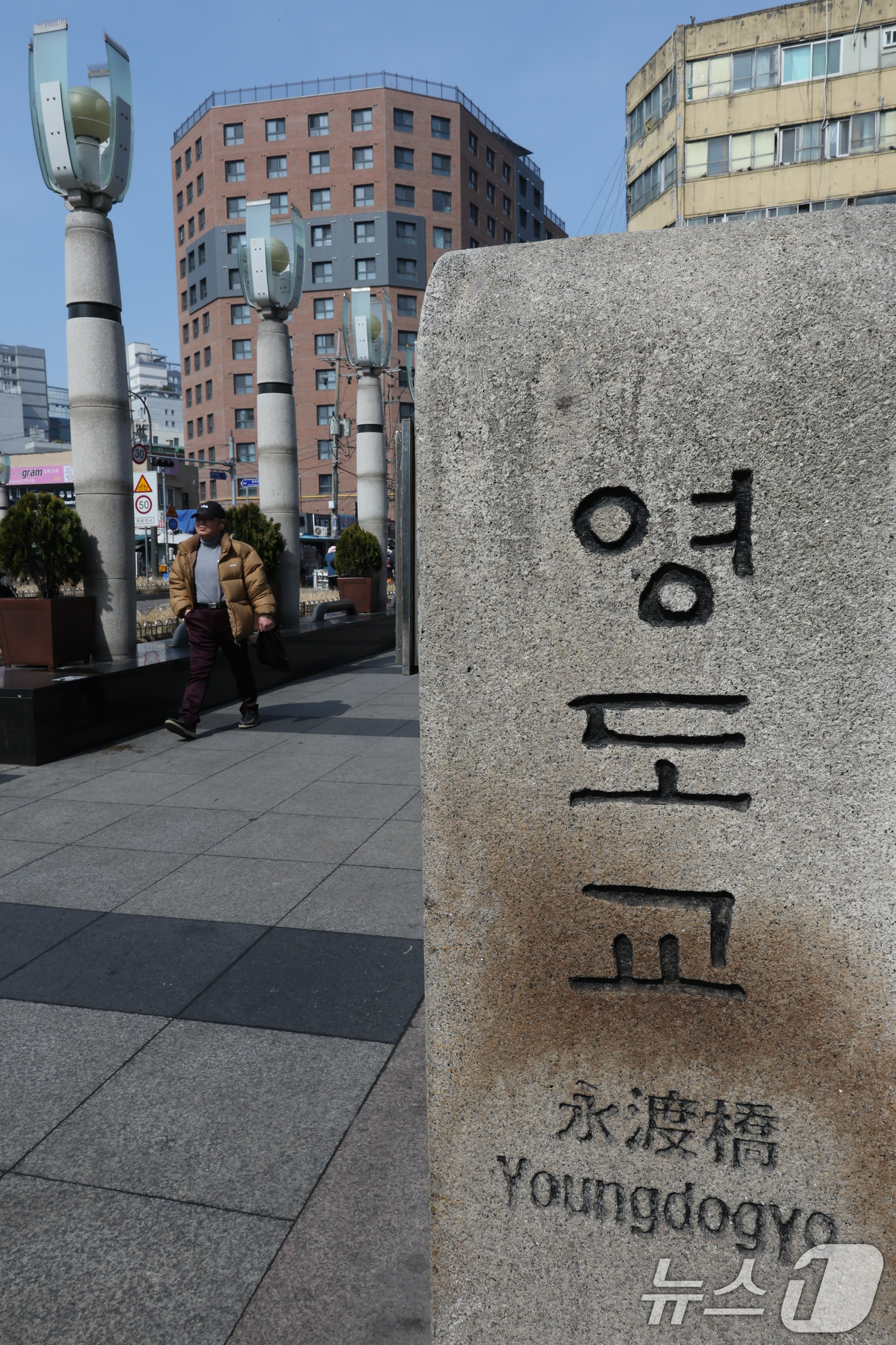 (서울=뉴스1) 안은나 기자 = 영화 '왕과 사는 남자' 관객이 1346만명을 돌파하며 코로나19 팬데믹 이후 최고 흥행을 기록한 가운데 16일 시민들이 서울 종로구 청계천 영도교 …