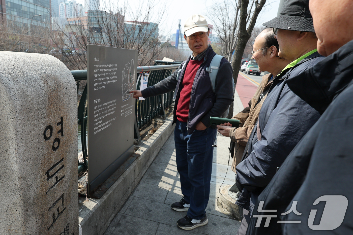 (서울=뉴스1) 안은나 기자 = 영화 '왕과 사는 남자' 관객이 1346만명을 돌파하며 코로나19 팬데믹 이후 최고 흥행을 기록한 가운데 16일 서울 종로구 청계천 영도교를 찾은 …