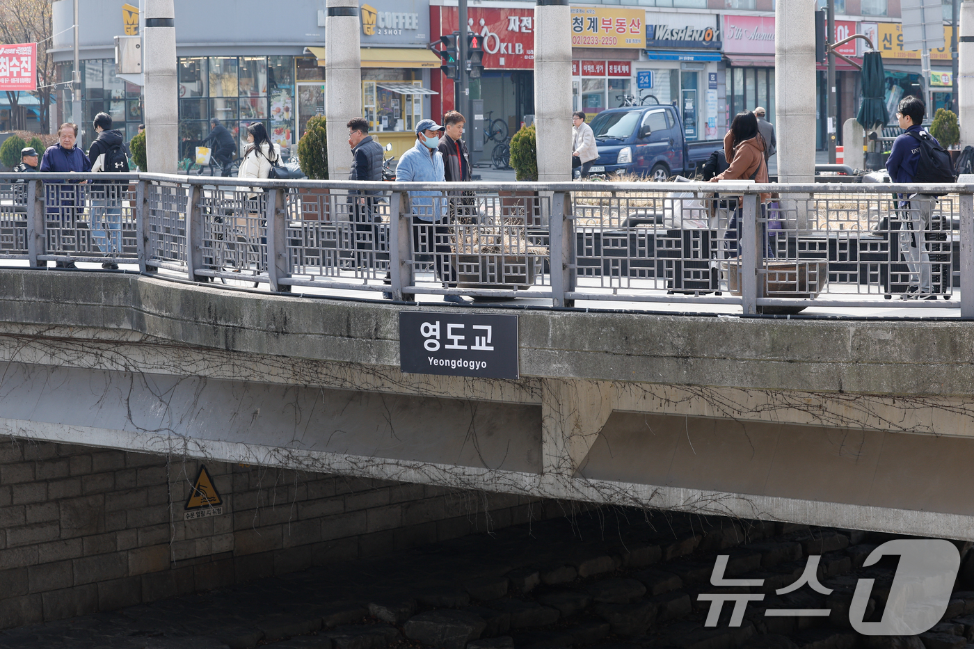 (서울=뉴스1) 안은나 기자 = 영화 '왕과 사는 남자' 관객이 1346만명을 돌파하며 코로나19 팬데믹 이후 최고 흥행을 기록한 가운데 16일 시민들이 서울 종로구 청계천 영도교 …