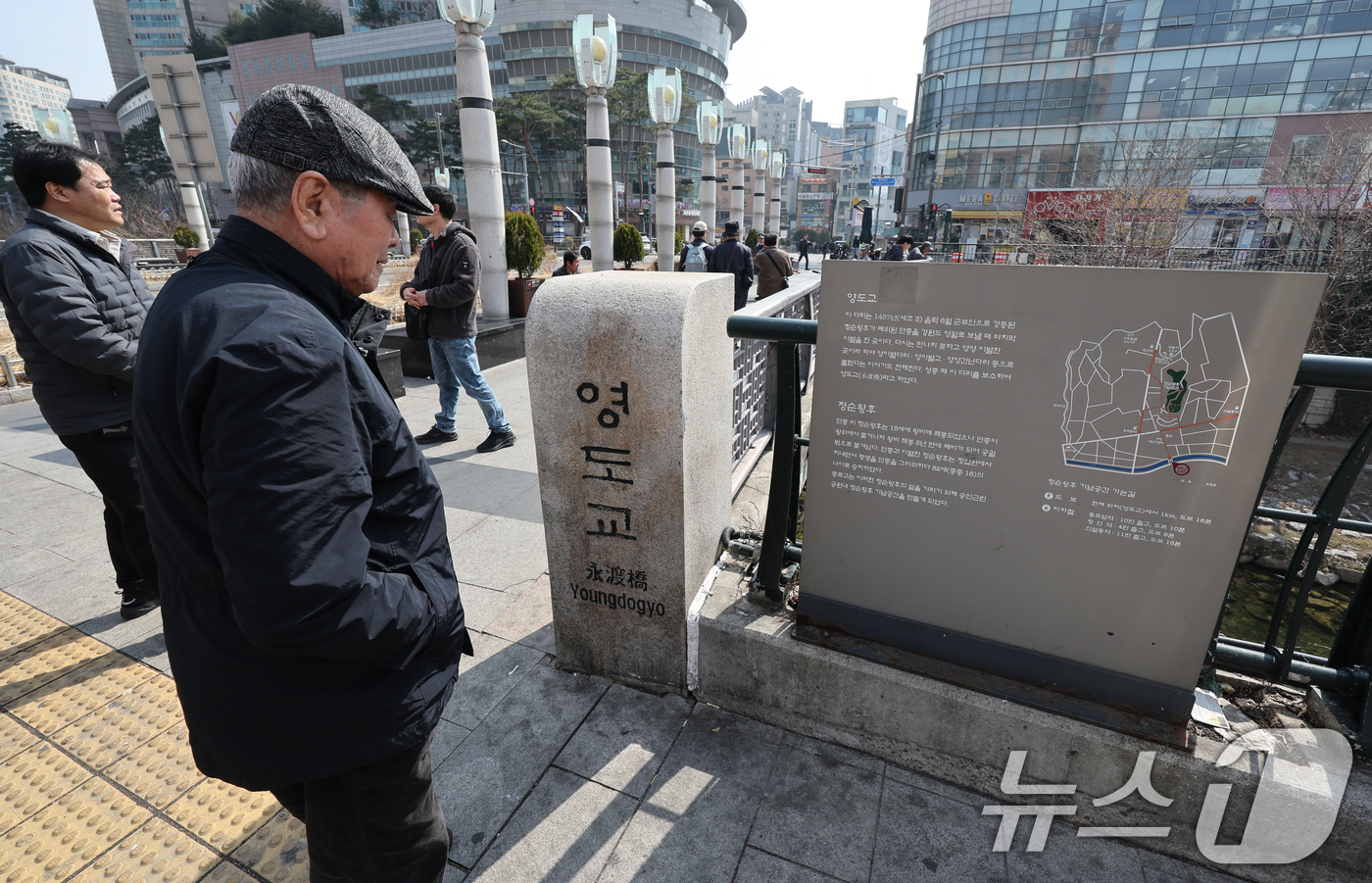 (서울=뉴스1) 안은나 기자 = 영화 '왕과 사는 남자' 관객이 1346만명을 돌파하며 코로나19 팬데믹 이후 최고 흥행을 기록한 가운데 16일 서울 종로구 청계천 영도교를 찾은 …