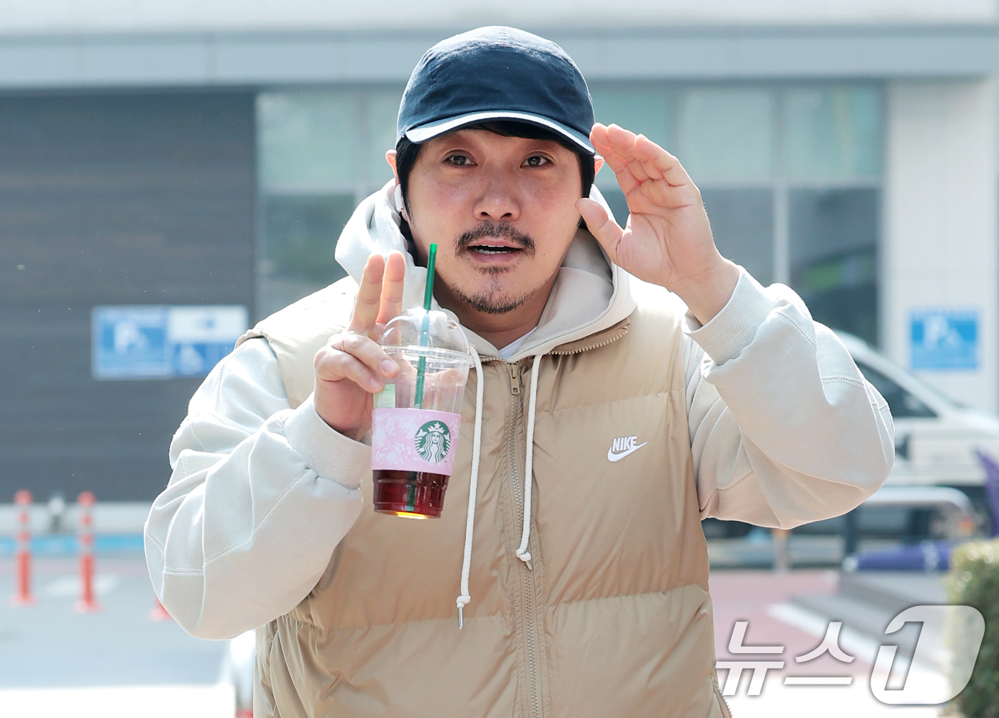 (서울=뉴스1) 권현진 기자 = 가수 KCM이 16일 서울 영등포구 KBS 신관으로 들어서며 인사를 하고 있다. 2026.3.16/뉴스1