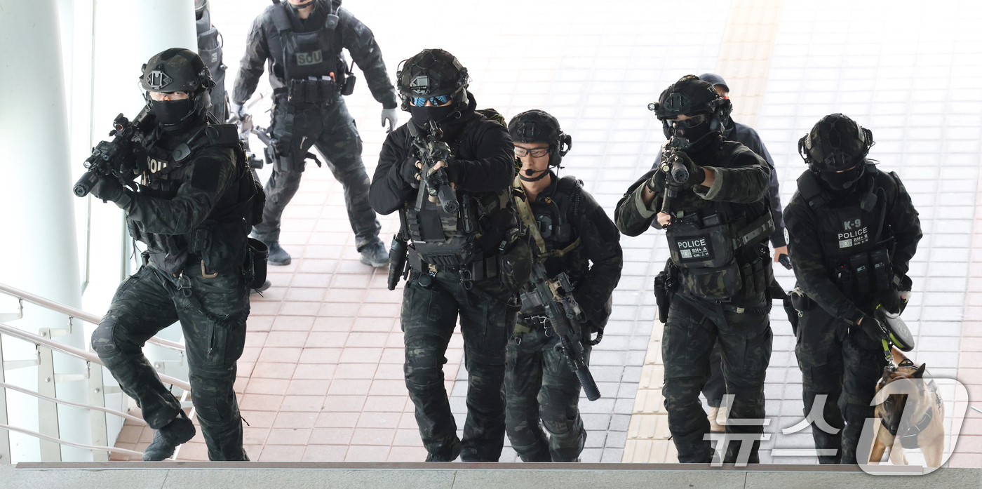 (평택=뉴스1) 김영운 기자 = 16일 경기 평택시 평택지제역에서 열린 테러 대비 민·관·군·경·소방 통합방호훈련에서 유관기관 참석자들이 폭발물 테러 상황을 가정한 훈련을 하고 있 …