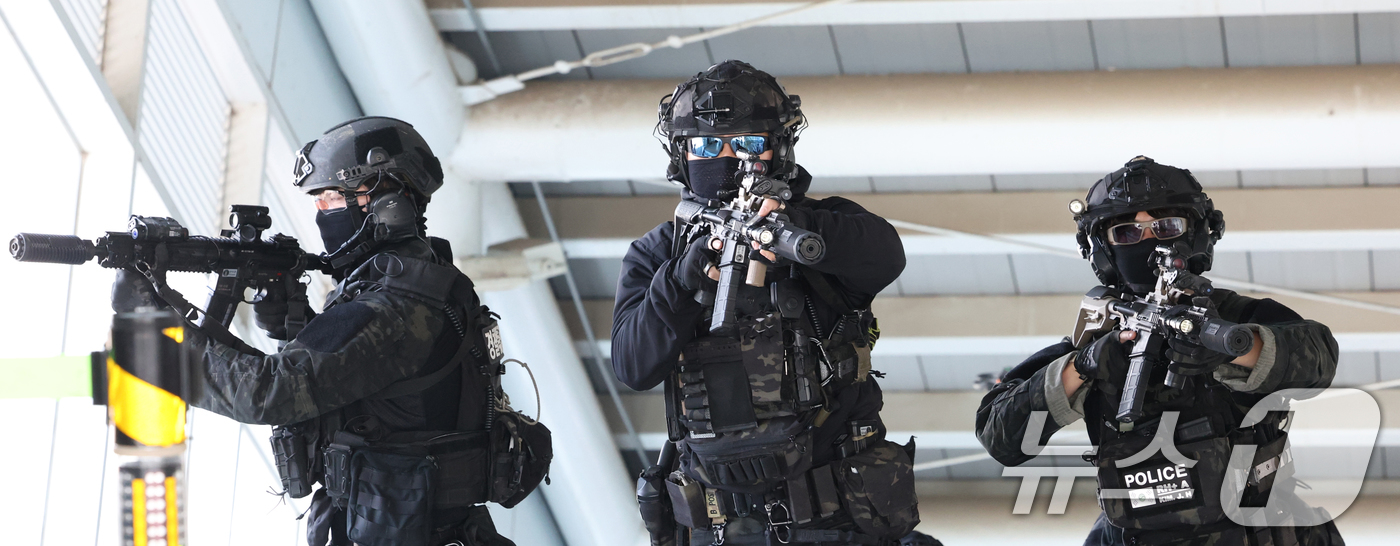 (평택=뉴스1) 김영운 기자 = 16일 경기 평택시 평택지제역에서 열린 테러 대비 민·관·군·경·소방 통합방호훈련에서 유관기관 참석자들이 폭발물 테러 상황을 가정한 훈련을 하고 있 …