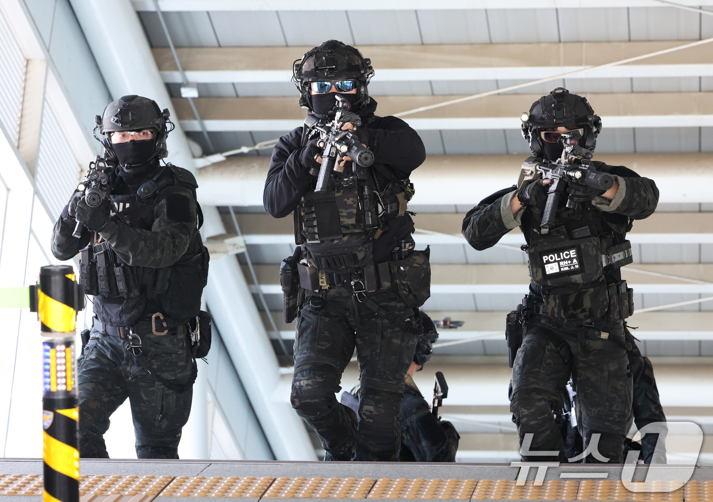 (평택=뉴스1) 김영운 기자 = 16일 경기 평택시 평택지제역에서 열린 테러 대비 민·관·군·경·소방 통합방호훈련에서 유관기관 참석자들이 폭발물 테러 상황을 가정한 훈련을 하고 있 …
