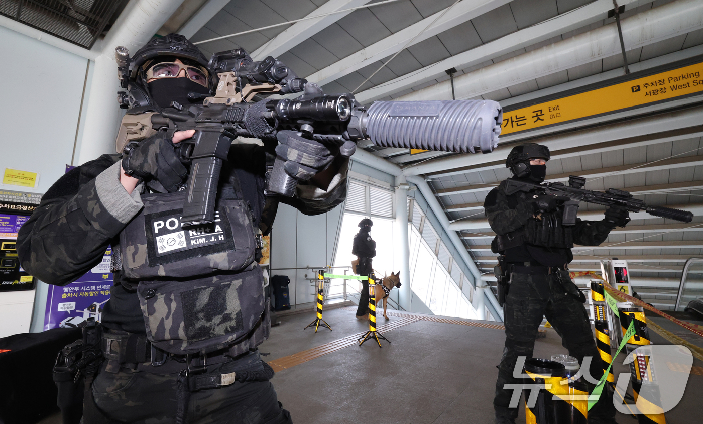 (평택=뉴스1) 김영운 기자 = 16일 경기 평택시 평택지제역에서 열린 테러 대비 민·관·군·경·소방 통합방호훈련에서 유관기관 참석자들이 폭발물 테러 상황을 가정한 훈련을 하고 있 …