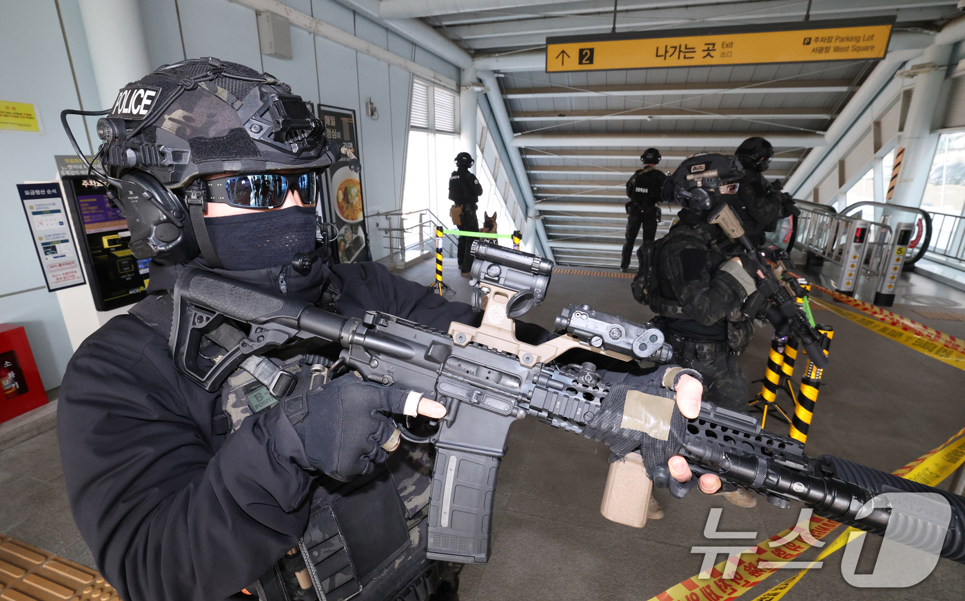 (평택=뉴스1) 김영운 기자 = 16일 경기 평택시 평택지제역에서 열린 테러 대비 민·관·군·경·소방 통합방호훈련에서 유관기관 참석자들이 폭발물 테러 상황을 가정한 훈련을 하고 있 …