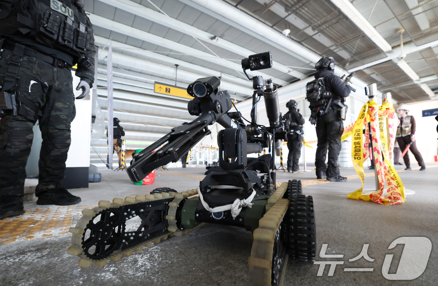 (평택=뉴스1) 김영운 기자 = 16일 경기 평택시 평택지제역에서 열린 테러 대비 민·관·군·경·소방 통합방호훈련에서 유관기관 참석자들이 폭발물 테러 상황을 가정한 훈련을 하고 있 …