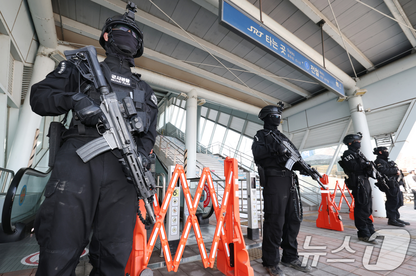 (평택=뉴스1) 김영운 기자 = 16일 경기 평택시 평택지제역에서 열린 테러 대비 민·관·군·경·소방 통합방호훈련에서 유관기관 참석자들이 폭발물 테러 상황을 가정한 훈련을 하고 있 …