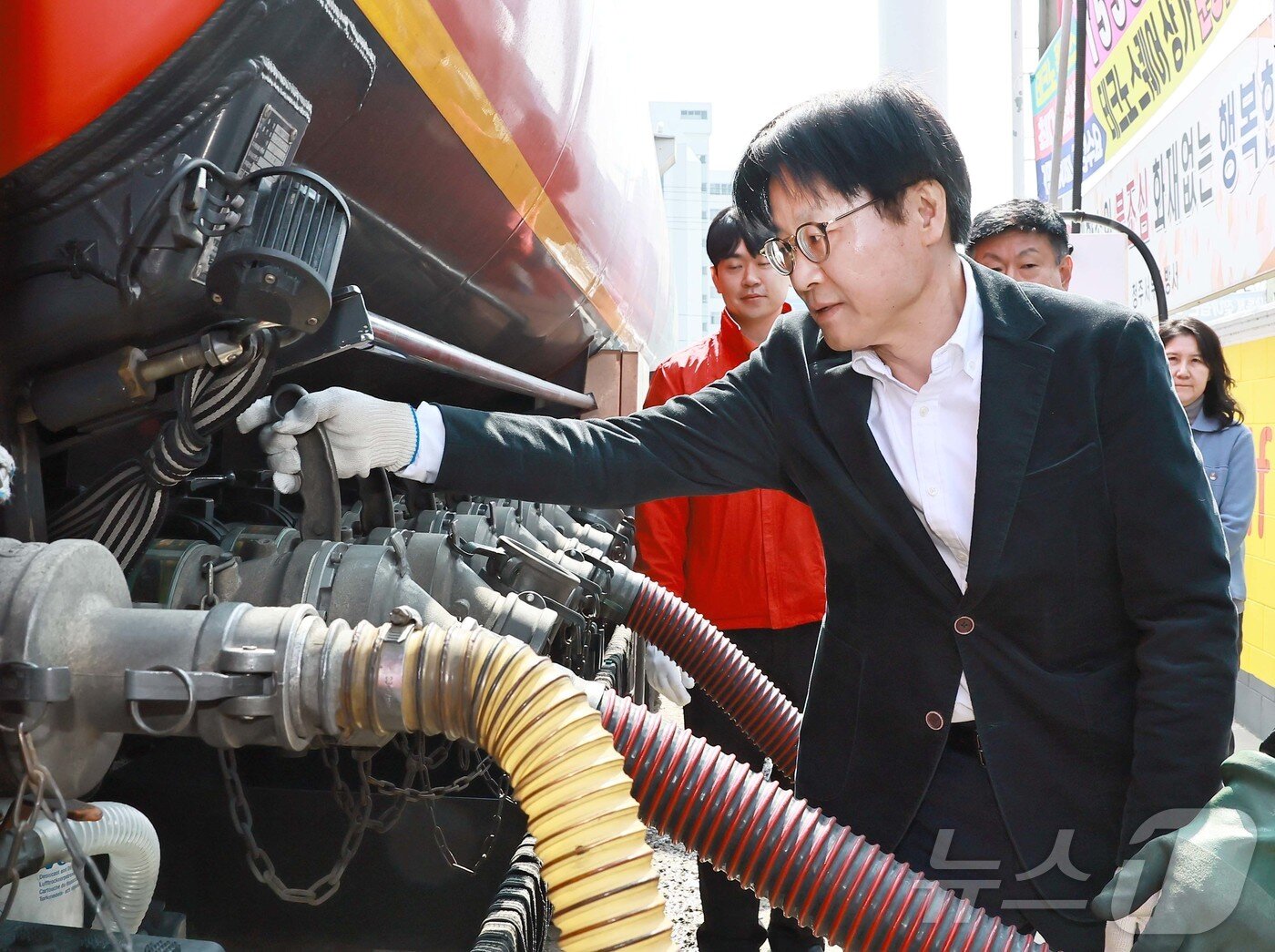 본문 이미지 - 김정관 산업통상부 장관이 청주시 소재 자영 알뜰주유소를 방문해 탱크로리 입하를 하고 있다. (산업통상부 제공. 재판매 및 DB 금지) 2026.3.16 ⓒ 뉴스1