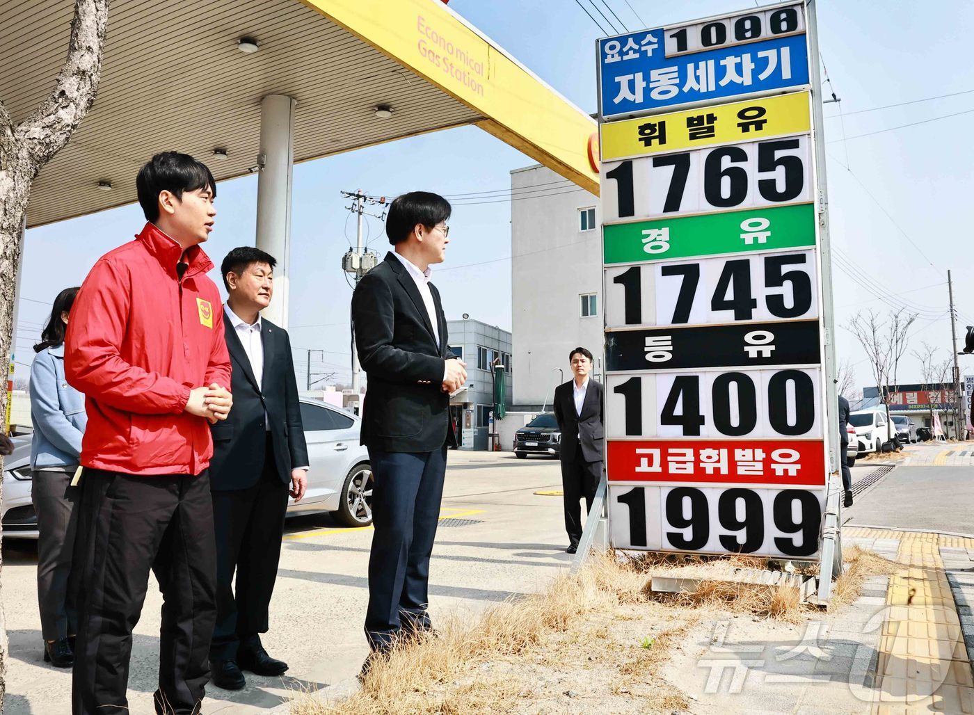 (서울=뉴스1) = 김정관 산업통상부 장관이 최고가격제 시행 나흘째인 16일 오전 청주시 소재 자영 알뜰주유소를 방문해 주유소 소비자 가격 반영 동향을 점검하고 있다. (산업통상부 …