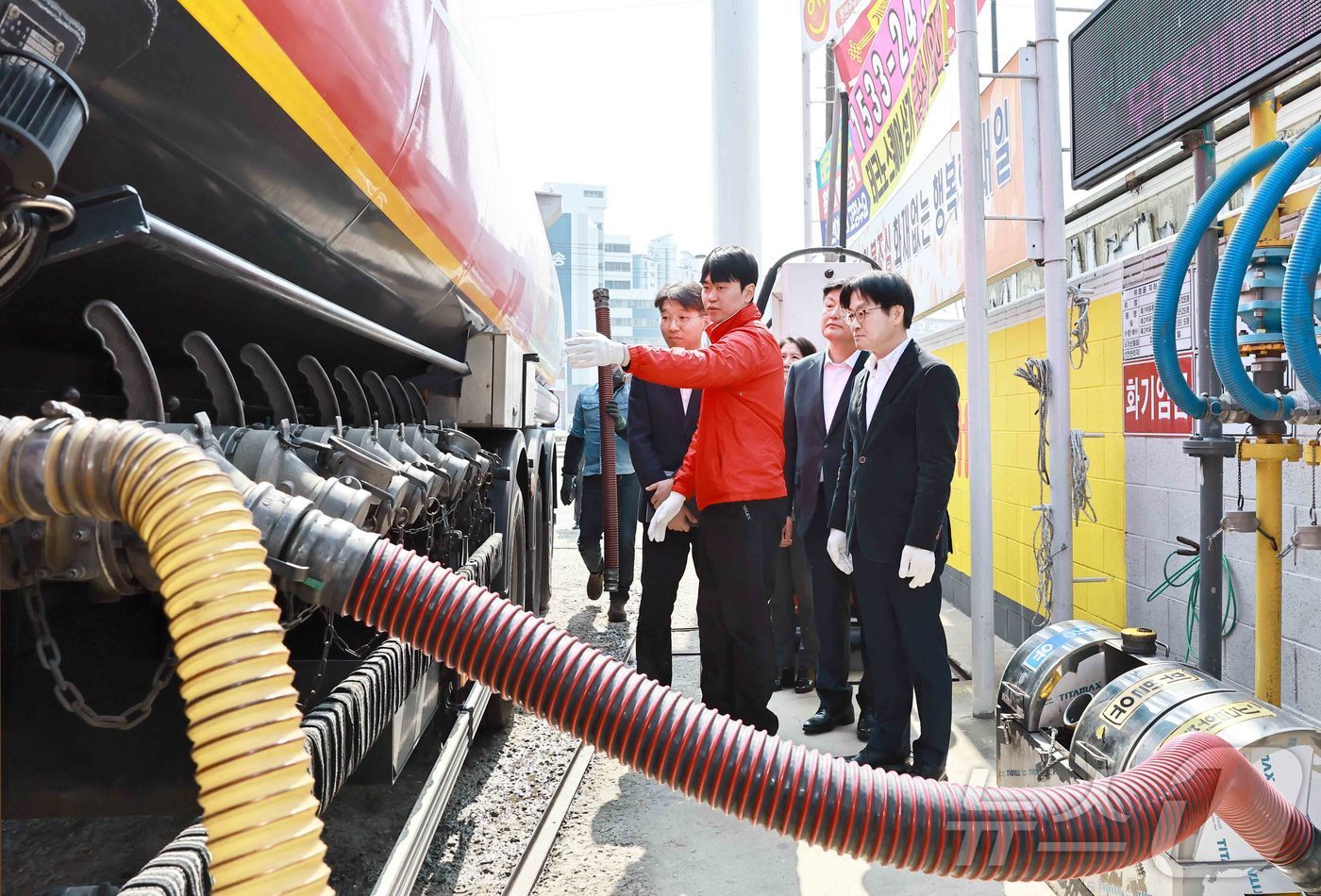 (서울=뉴스1) = 김정관 산업통상부 장관이 석유 최고가격제 시행 나흘째인 16일 오전 청주시 소재 자영 알뜰주유소를 방문해 탱크로리 입하과정을 참관하고 있다. (산업통상부 제공. …