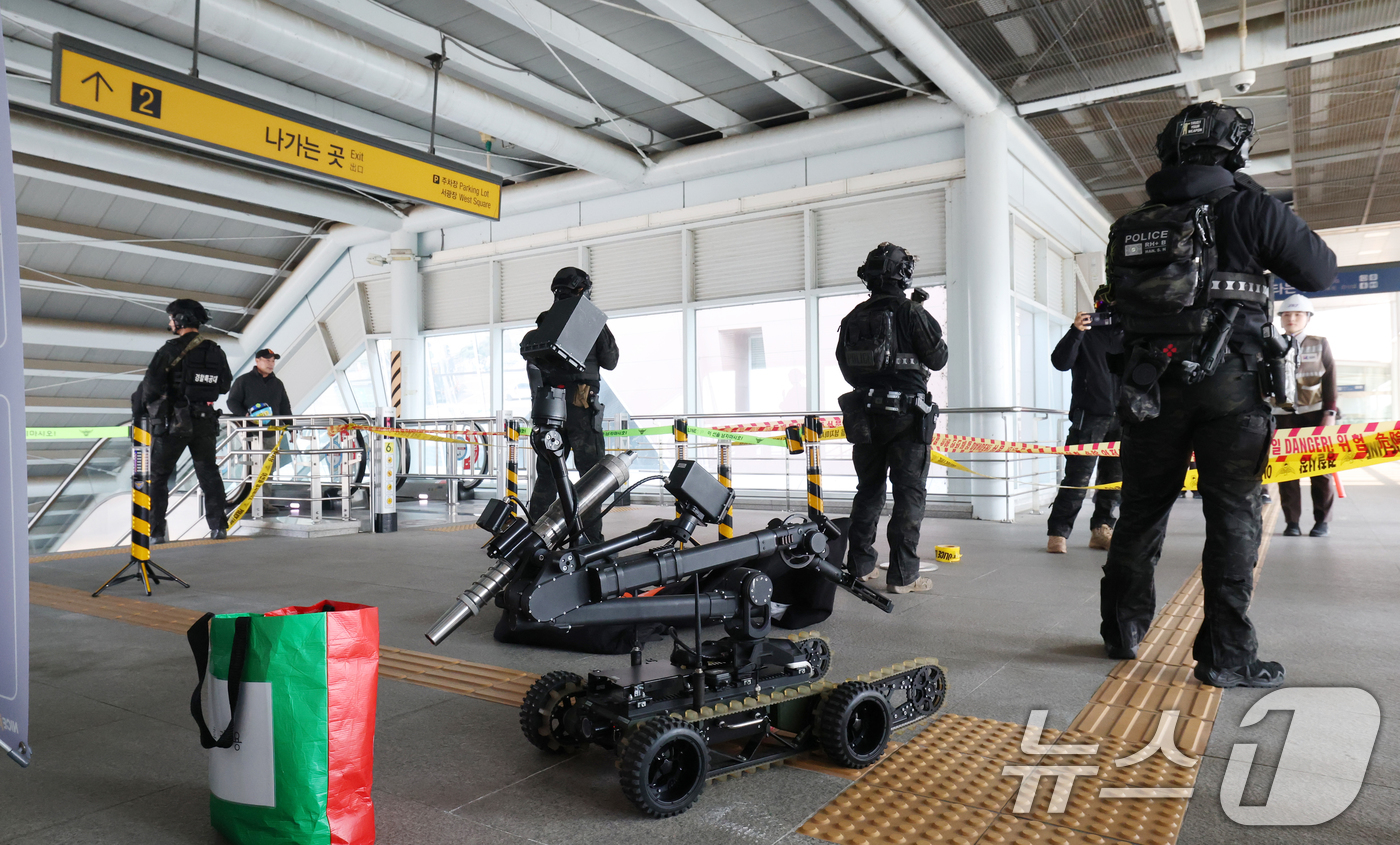 (평택=뉴스1) 김영운 기자 = 16일 경기 평택시 평택지제역에서 열린 테러 대비 민·관·군·경·소방 통합방호훈련에서 유관기관 참석자들이 폭발물 테러 상황을 가정한 훈련을 하고 있 …