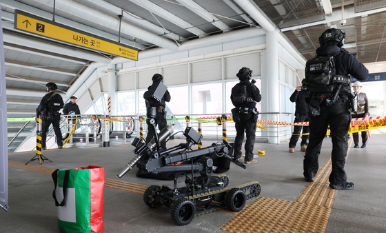 폭발물 처리하는 로봇