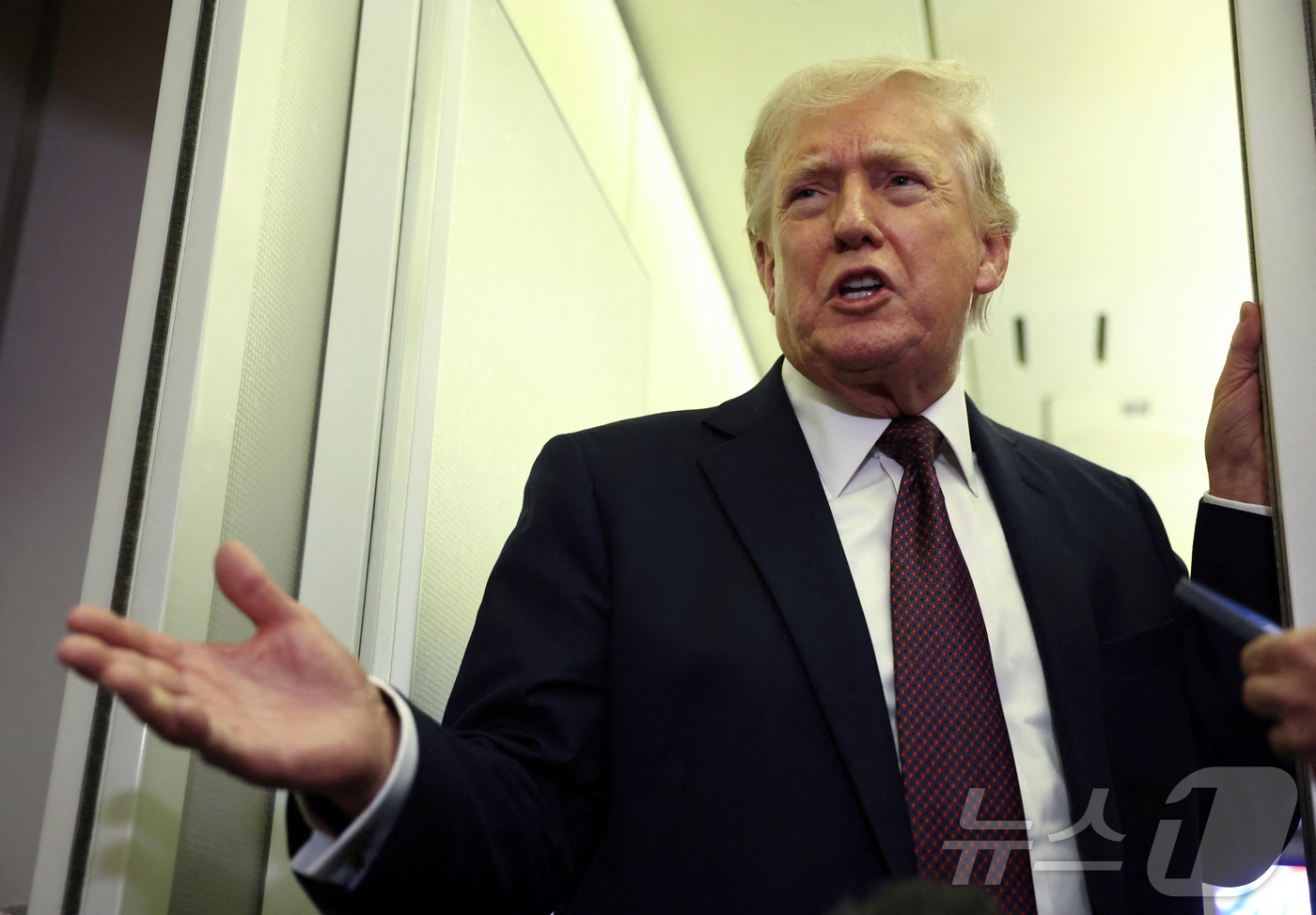 (로이터=뉴스1) 윤다정 기자 = 도널드 트럼프 미국 대통령이 15일(현지시간) 워싱턴DC로 돌아오는 에어포스원(미 대통령 전용기)에서 기자들과 대화하고 있다. 2026.03.15 …