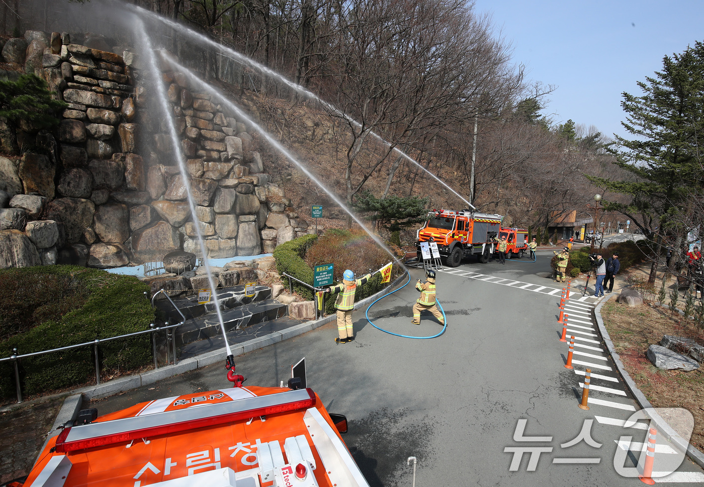 (대구=뉴스1) 공정식 기자 = 16일 오전 대구 남구 앞산공원에서 산림청 산불재난특수진화대원, 대구소방 등이 산불 진화 훈련에 참여해 다목적 산불진화차량을 이용한 고압 방수 시연 …