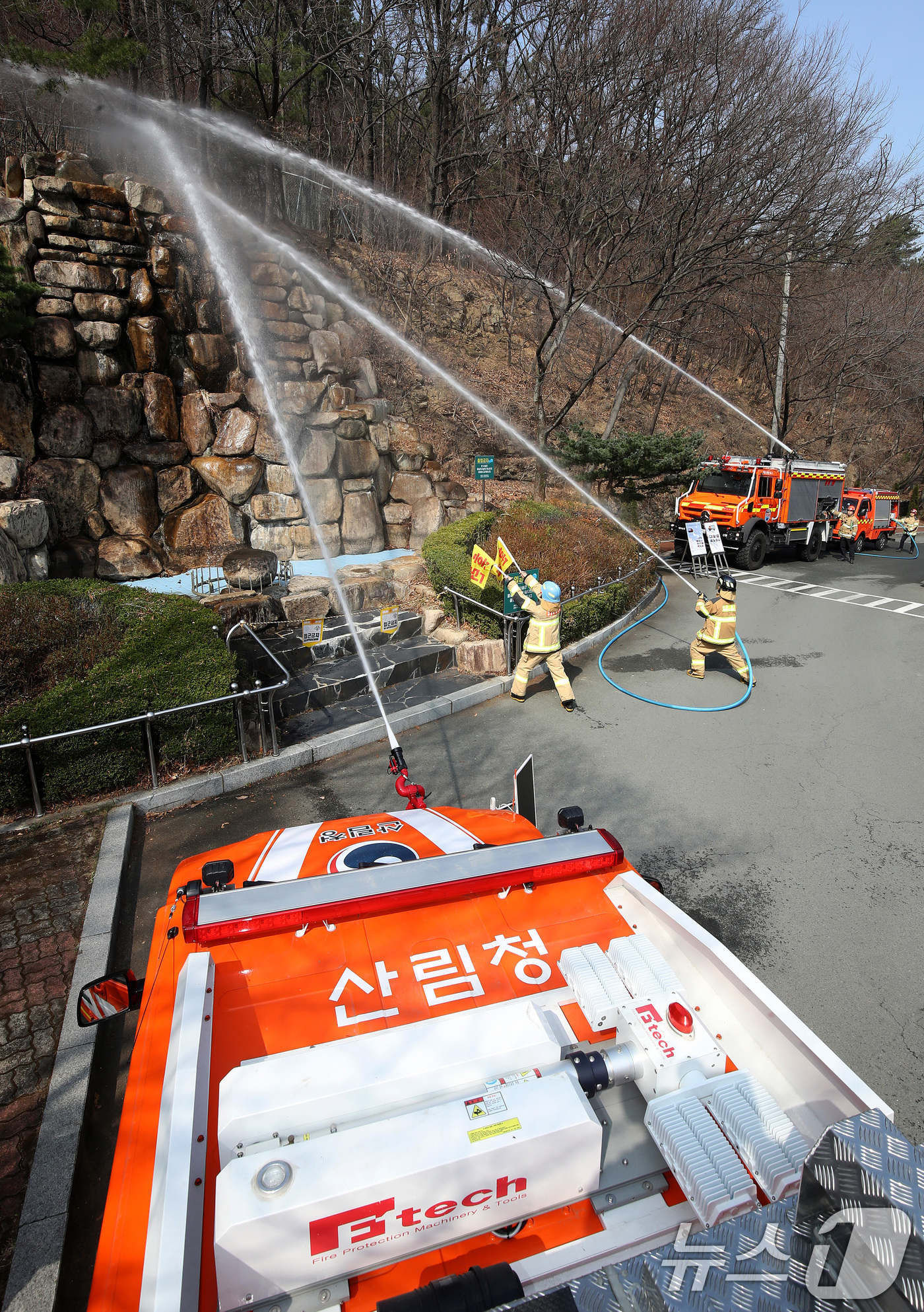 (대구=뉴스1) 공정식 기자 = 16일 오전 대구 남구 앞산공원에서 산림청 산불재난특수진화대원, 대구소방 등이 산불 진화 훈련에 참여해 다목적 산불진화차량을 이용한 고압 방수 시연 …