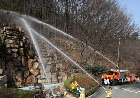 '산불 대비' 산불진화차량 고압 방수 시연